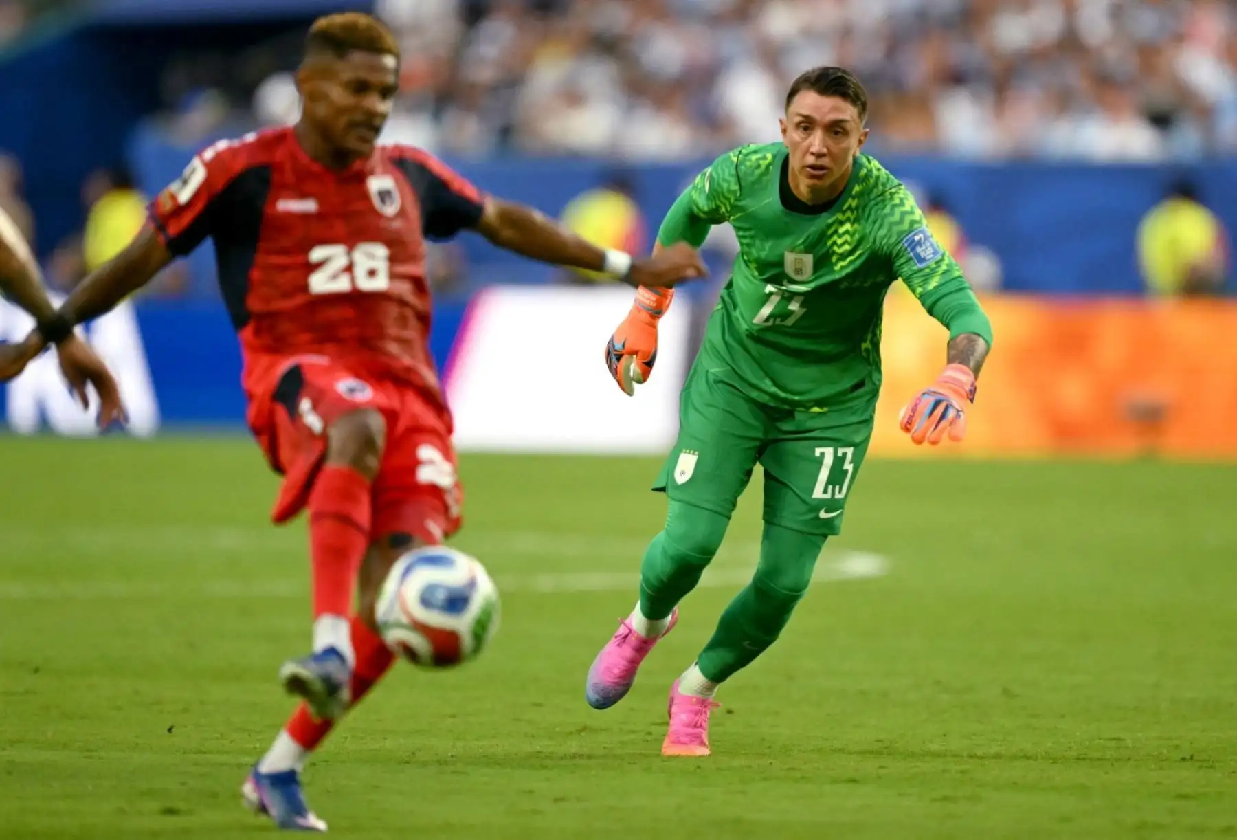 El portero #23 de Uruguay, Fernando Muslera, concede un gol al delantero #26 de Cabo Verde, Helio Varela, durante el partido de fútbol del Grupo H de la Copa Mundial de 2026 entre Uruguay y Cabo Verde en el Estadio de Miami en Miami Gardens el 21 de junio de 2026. (Foto de CHANDAN KHANNA / AFP)