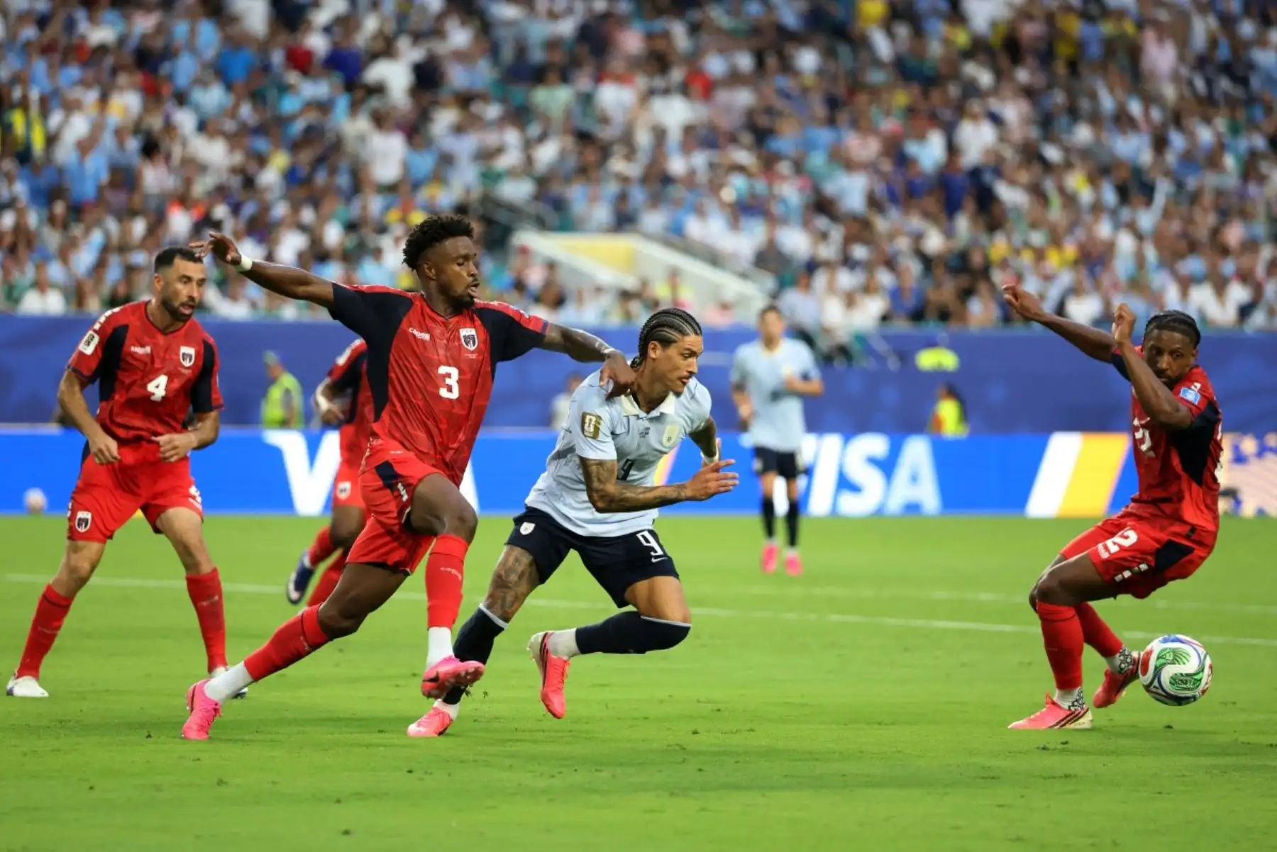El defensor de Cabo Verde #03 Diney Borges, el delantero de Uruguay #09 Darwin Núñez y el defensor de Cabo Verde #22 Steven Moreira luchan por el balón durante el partido de fútbol del Grupo H de la Copa Mundial de 2026 entre Uruguay y Cabo Verde en el Estadio de Miami Gardens el 21 de junio de 2026. (Foto de PATRICIA DE MELO MOREIRA / AFP)