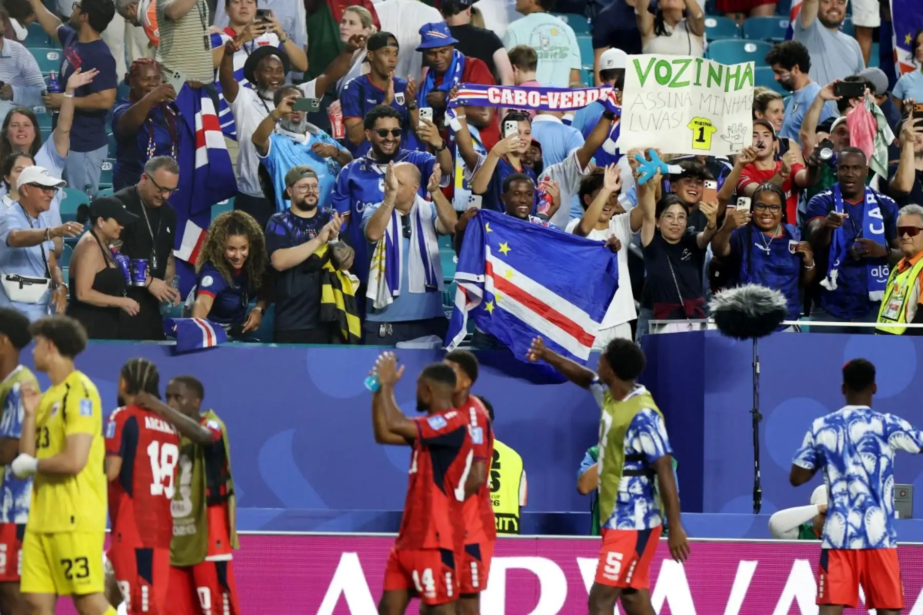 Los jugadores de Cabo Verde celebran frente a sus fanáticos al final del partido de fútbol del Grupo H de la Copa Mundial de 2026 entre Uruguay y Cabo Verde en el Estadio de Miami en Miami Gardens el 21 de junio de 2026. (Foto de PATRICIA DE MELO MOREIRA / AFP)