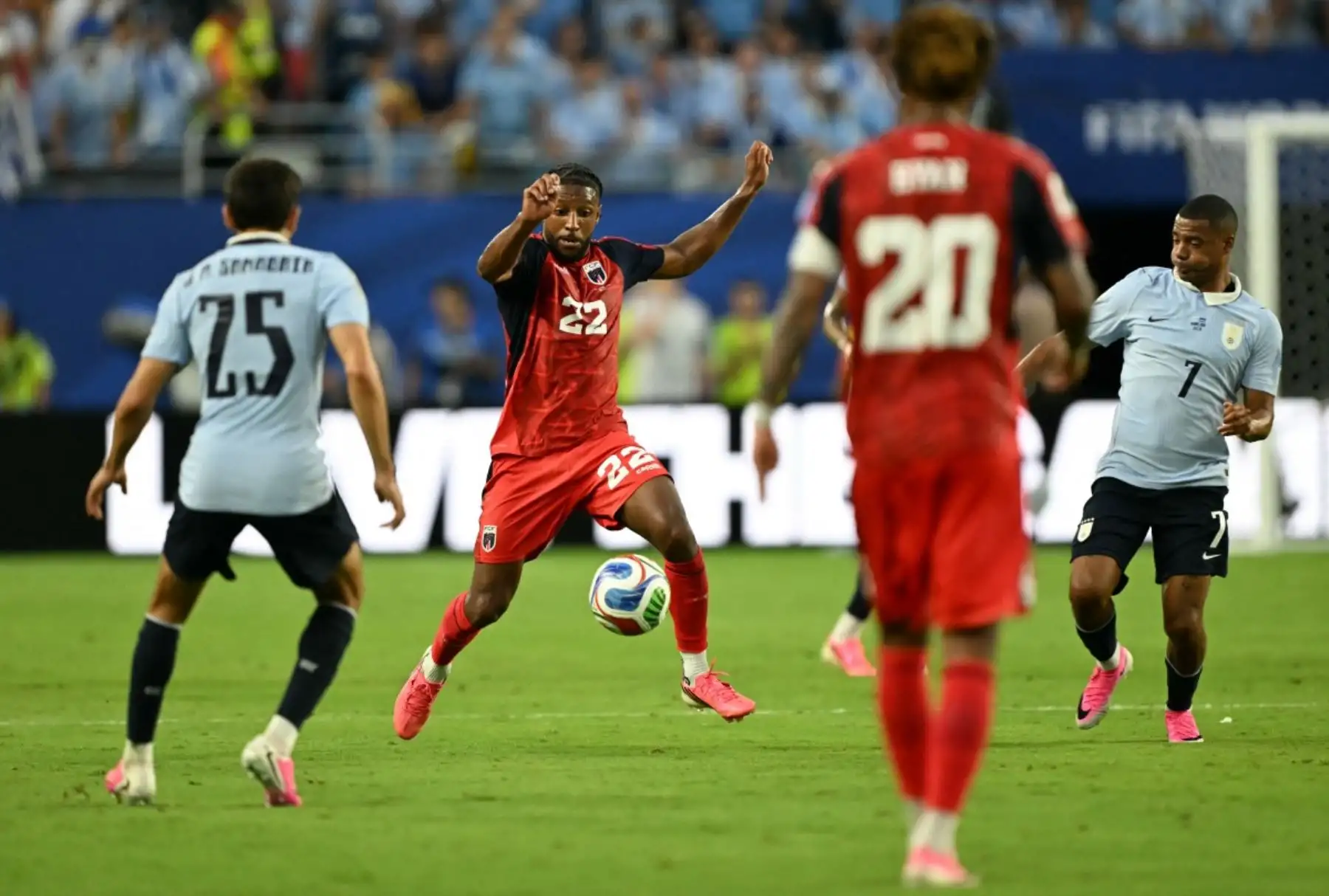 El defensor #22 de Cabo Verde, Steven Moreira, controla el balón durante el partido de fútbol del Grupo H de la Copa Mundial de 2026 entre Uruguay y Cabo Verde en el Estadio de Miami en Miami Gardens el 21 de junio de 2026. (Foto de CHANDAN KHANNA / AFP)