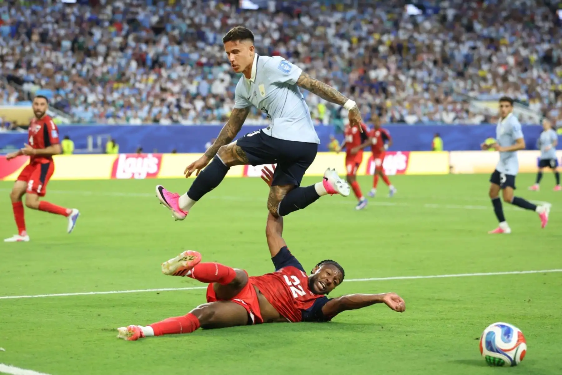 El centrocampista de Uruguay #18 Brian Rodríguez y el defensor de Cabo Verde #22 Steven Moreira luchan por el balón durante el partido de fútbol del Grupo H de la Copa Mundial de 2026 entre Uruguay y Cabo Verde en el Estadio de Miami en Miami Gardens el 21 de junio de 2026. (Foto de PATRICIA DE MELO MOREIRA / AFP)