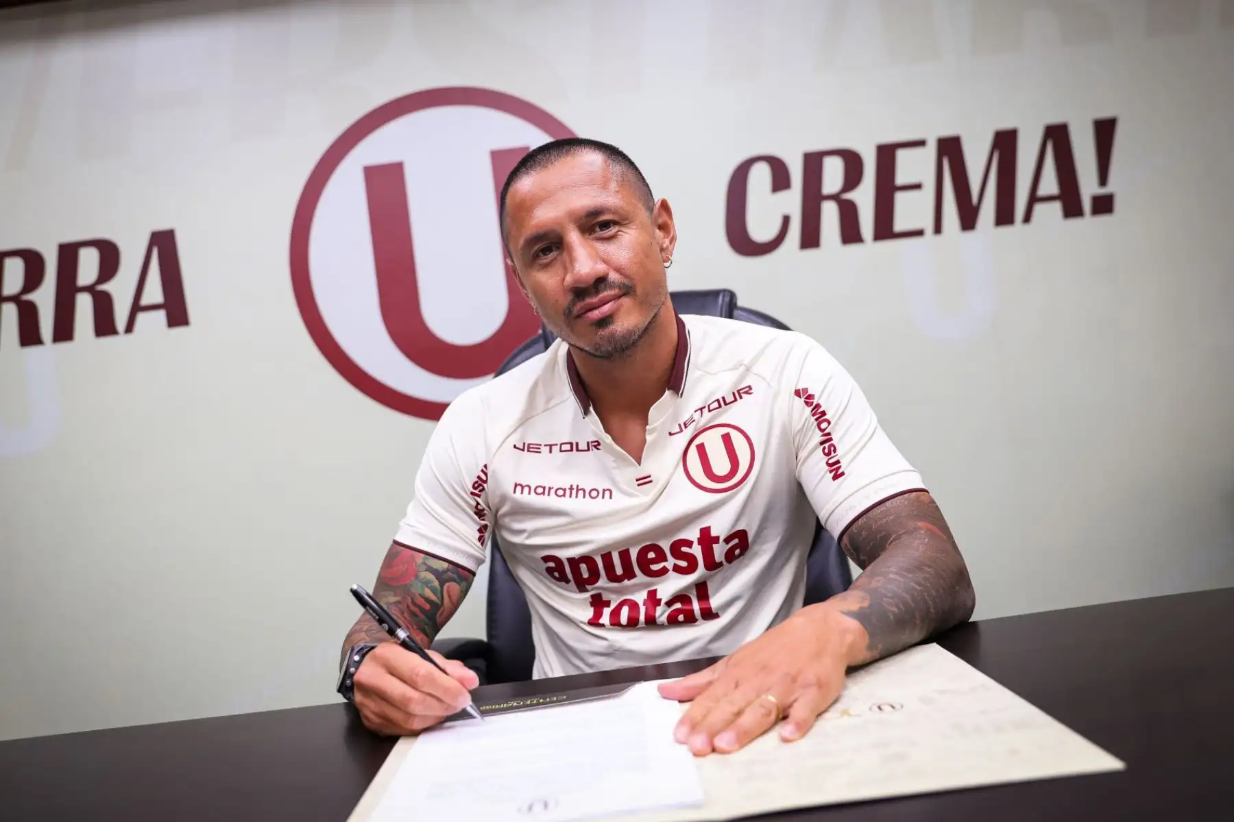 Gianluca Lapadula fimró su vínculo con Universitario de  Deportes