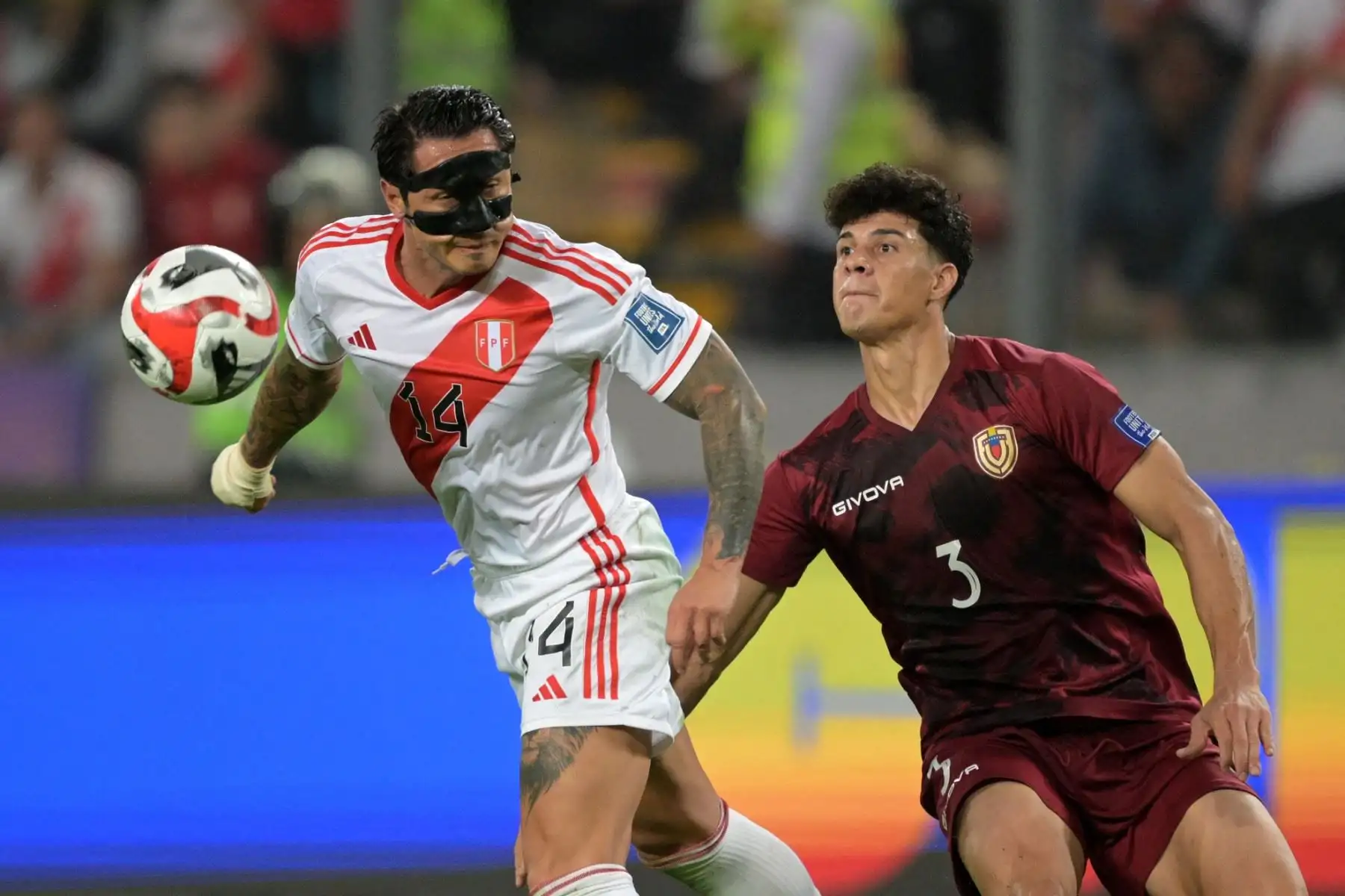 El delantero peruano Gianluca Lapadula (L) lucha por el balón con el defensor venezolano Yordan Osorio durante el partido de clasificación de fútbol sudamericano de la Copa Mundial de la FIFA 2026 entre Perú y Venezuela en el Estadio Nacional de Lima el 21 de noviembre de 2023. (Foto de ERNESTO BENAVIDES / AFP)