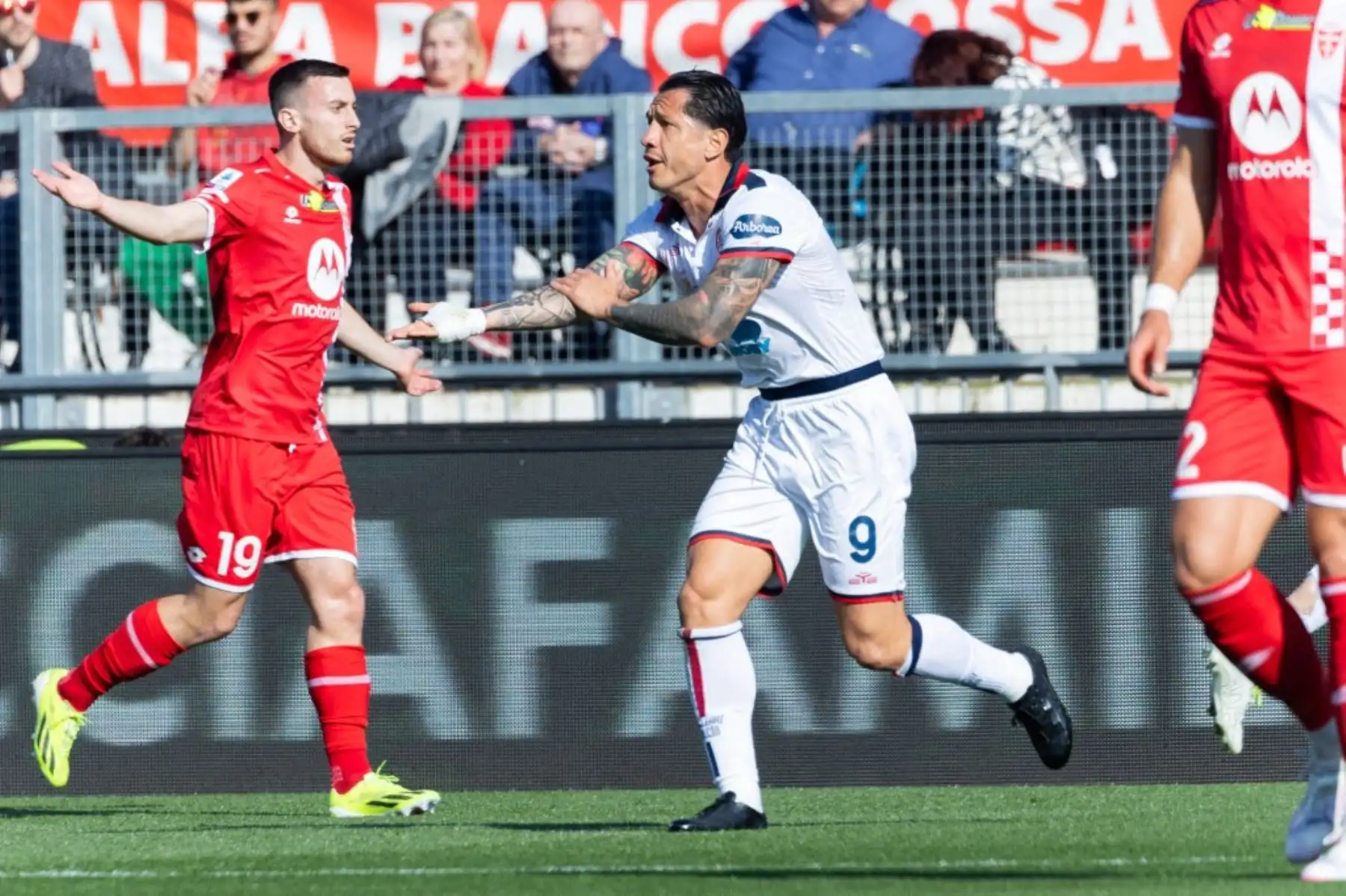 Gianluca Lapadula está en acción durante el partido de fútbol de la Serie A entre AC Monza y Cagliari Calcio en el estadio U-Power de Monza, Italia, el 16 de marzo de 2024. Foto: AFP