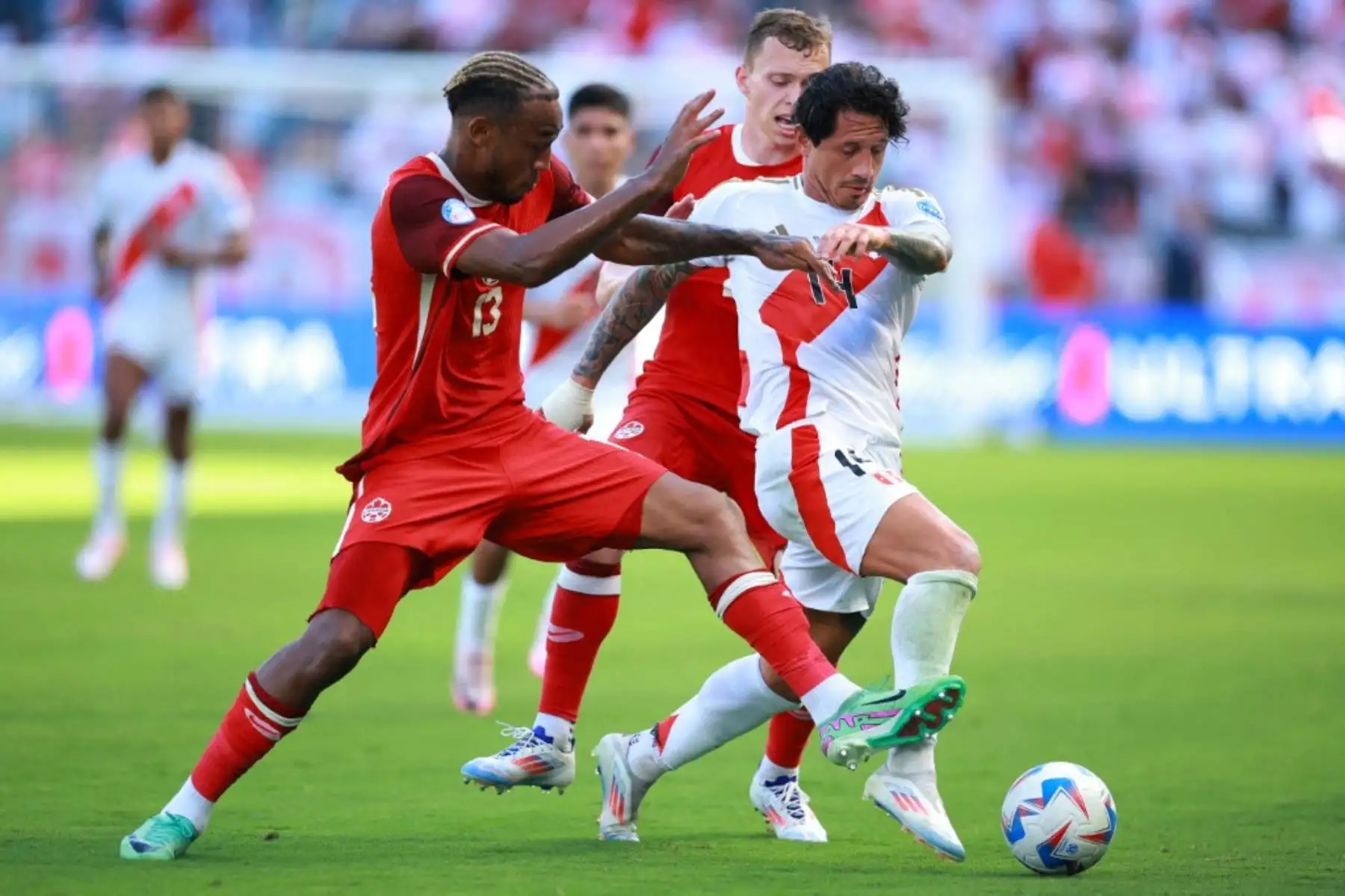 Derek Cornelius de Canadá lucha por la posesión con Gianluca Lapadula de Perú durante la CONMEBOL Copa América 2024 entre Perú y Canadá en Children