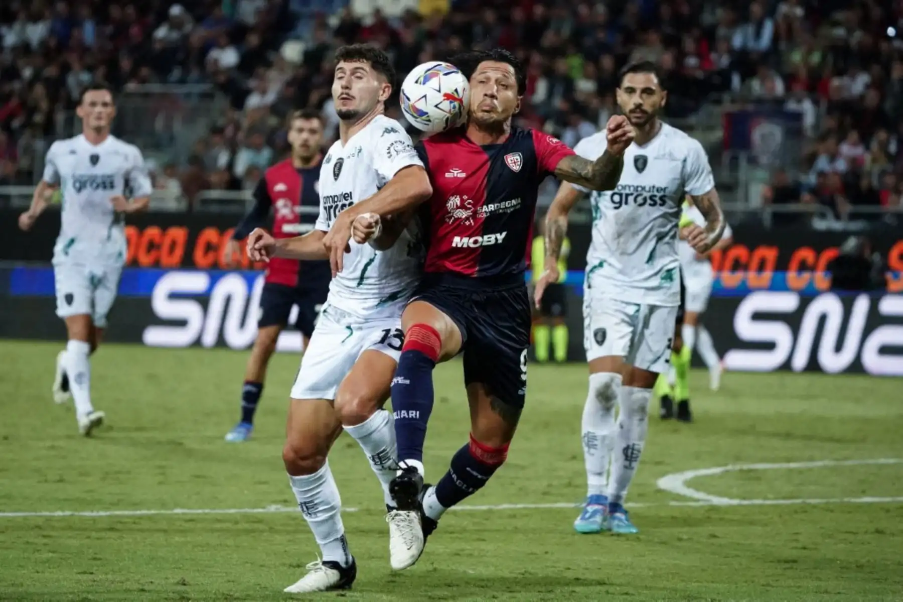 Liberato Cacace (Empoli FC) y Gianluca Lapadula (#9 Cagliari Calcio) durante el partido de la Serie A TIM entre Cagliari Calcio y Empoli FC en Italia el 20 de septiembre de 2024. Foto: AFP