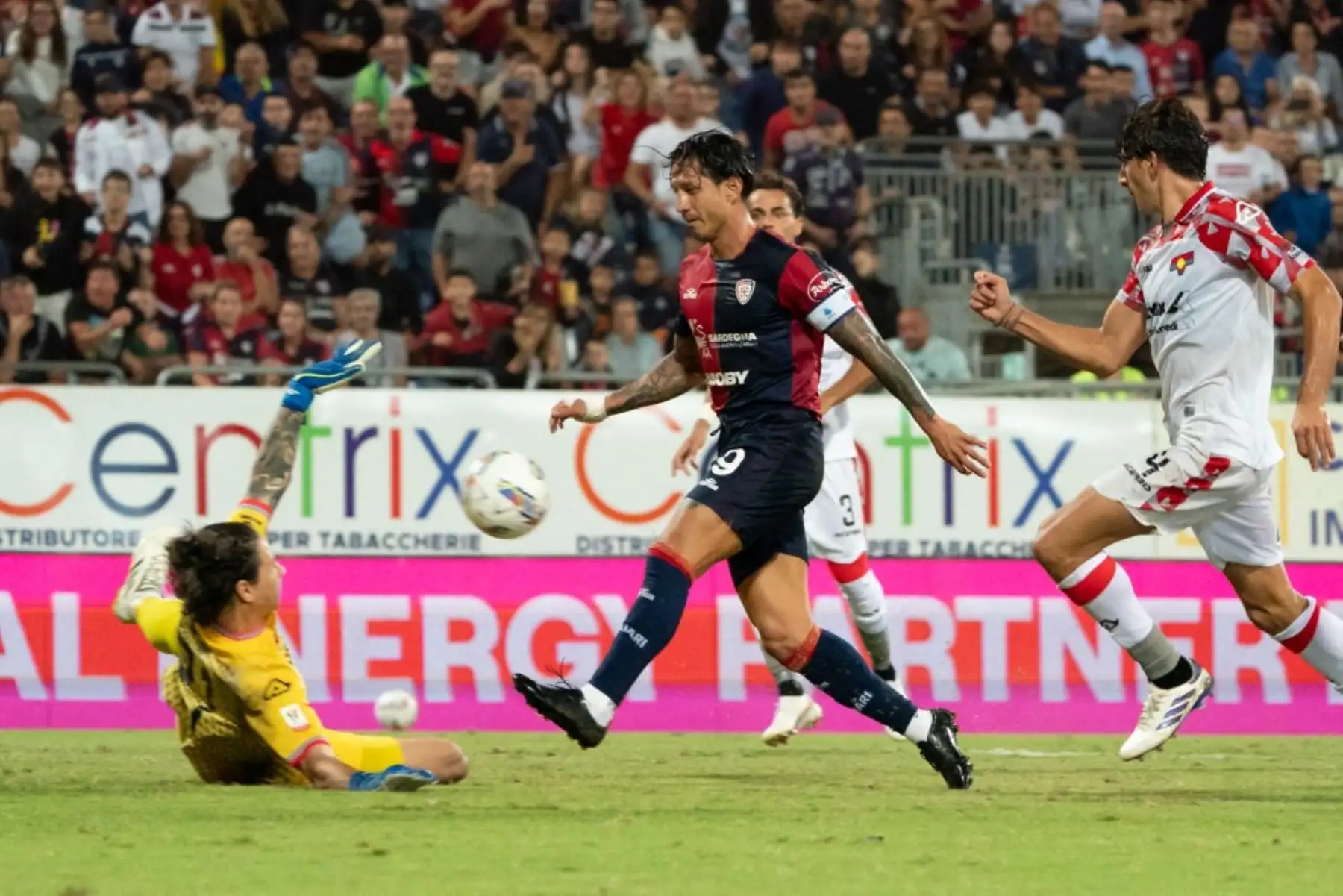 Gianluca Lapadula (#9 Cagliari Calcio) durante el partido de la Copa de Italia Frecciarossa entre el Cagliari Calcio y el US Cremonese en Italia, el 24 de septiembre de 2024. Foto: AFP
