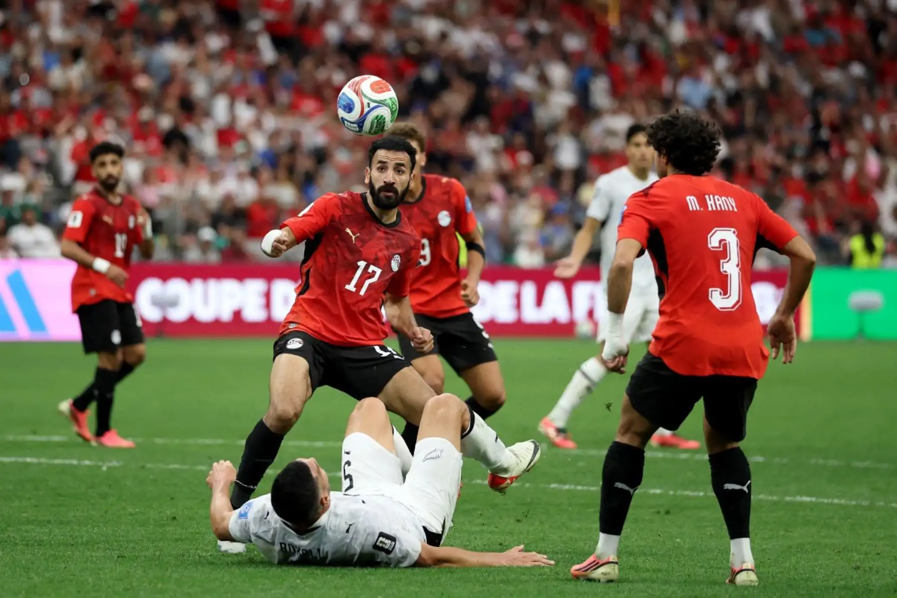 Mohanad Lashin #17 de Egipto disputa el balón con Michael Boxall #5 de Nueva Zelanda durante el partido del Grupo G de la Copa Mundial de la FIFA 2026 entre Nueva Zelanda y Egipto en el BC Place Vancouver el 21 de junio de 2026 en Vancouver, Columbia Británica. Emilee Chinn/Getty Images/AFP (Foto de Emilee Chinn / GETTY IMAGES NORTH AMERICA / Getty Images vía AFP)