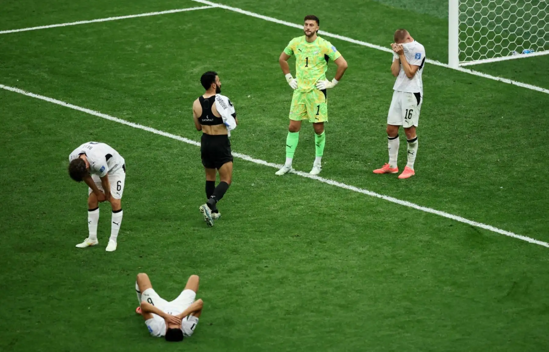 Jugadores de Nueva Zelanda reaccionan tras la derrota por 1-3 durante el partido del Grupo G de la Copa Mundial de la FIFA 2026 entre Nueva Zelanda y Egipto en el BC Place Vancouver el 21 de junio de 2026 en Vancouver, Columbia Británica. Alex Grimm/Getty Images/AFP (Foto de ALEX GRIMM / GETTY IMAGES NORTH AMERICA / Getty Images vía AFP)