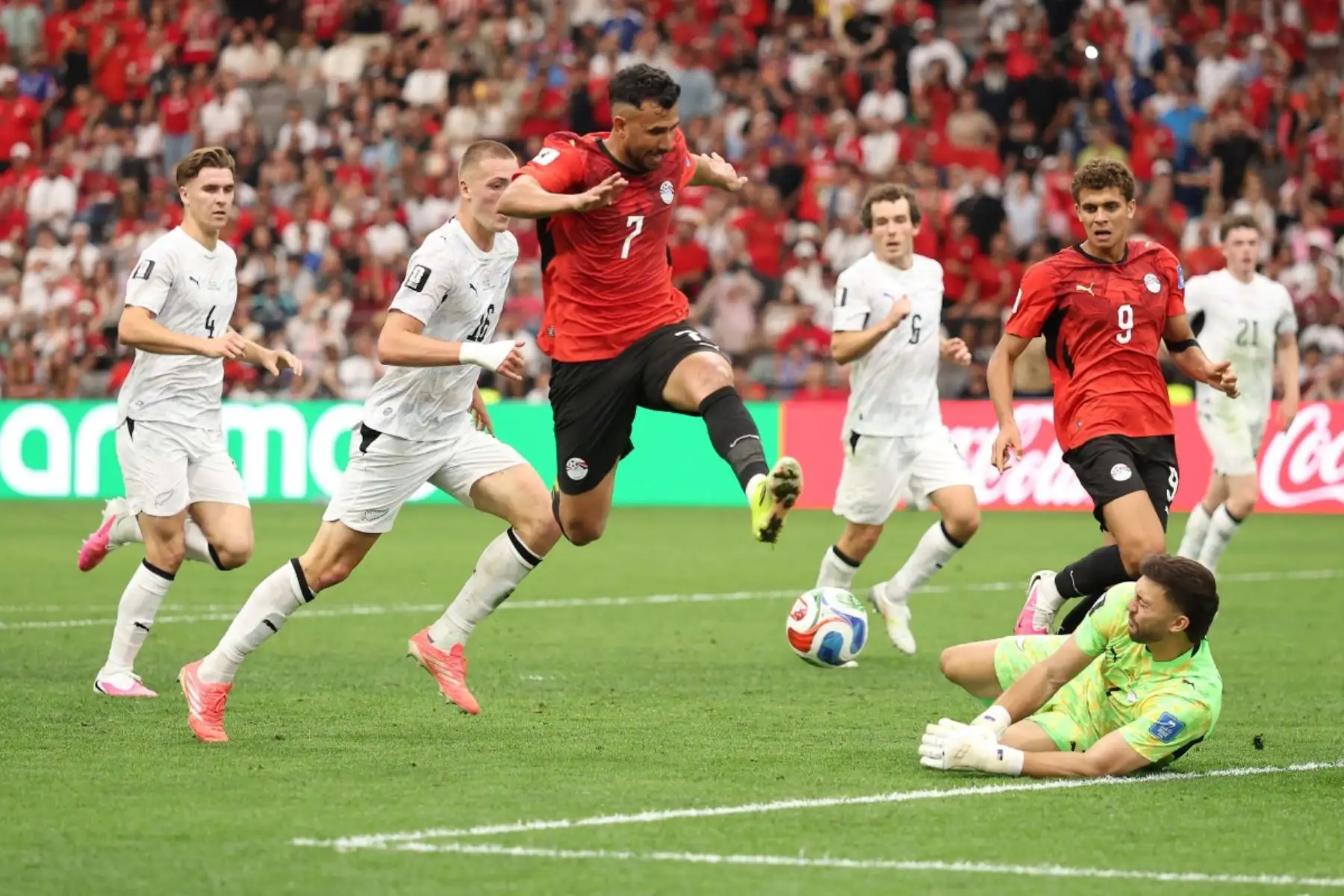 Trezeguet #7 de Egipto dispara y falla una oportunidad ante Max Crocombe #1 de Nueva Zelanda durante el partido del Grupo G de la Copa Mundial de la FIFA 2026 entre Nueva Zelanda y Egipto en el BC Place Vancouver el 21 de junio de 2026 en Vancouver, Columbia Británica. Foto: AFP