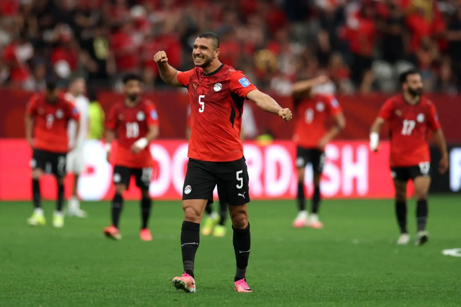 Ramy Rabia #5 de Egipto celebra el tercer gol de su equipo, anotado por Trezeguet #7, durante el partido del Grupo G de la Copa Mundial de la FIFA 2026 entre Nueva Zelanda y Egipto en el BC Place Vancouver el 21 de junio de 2026 en Vancouver, Columbia Británica. Foto: AFP