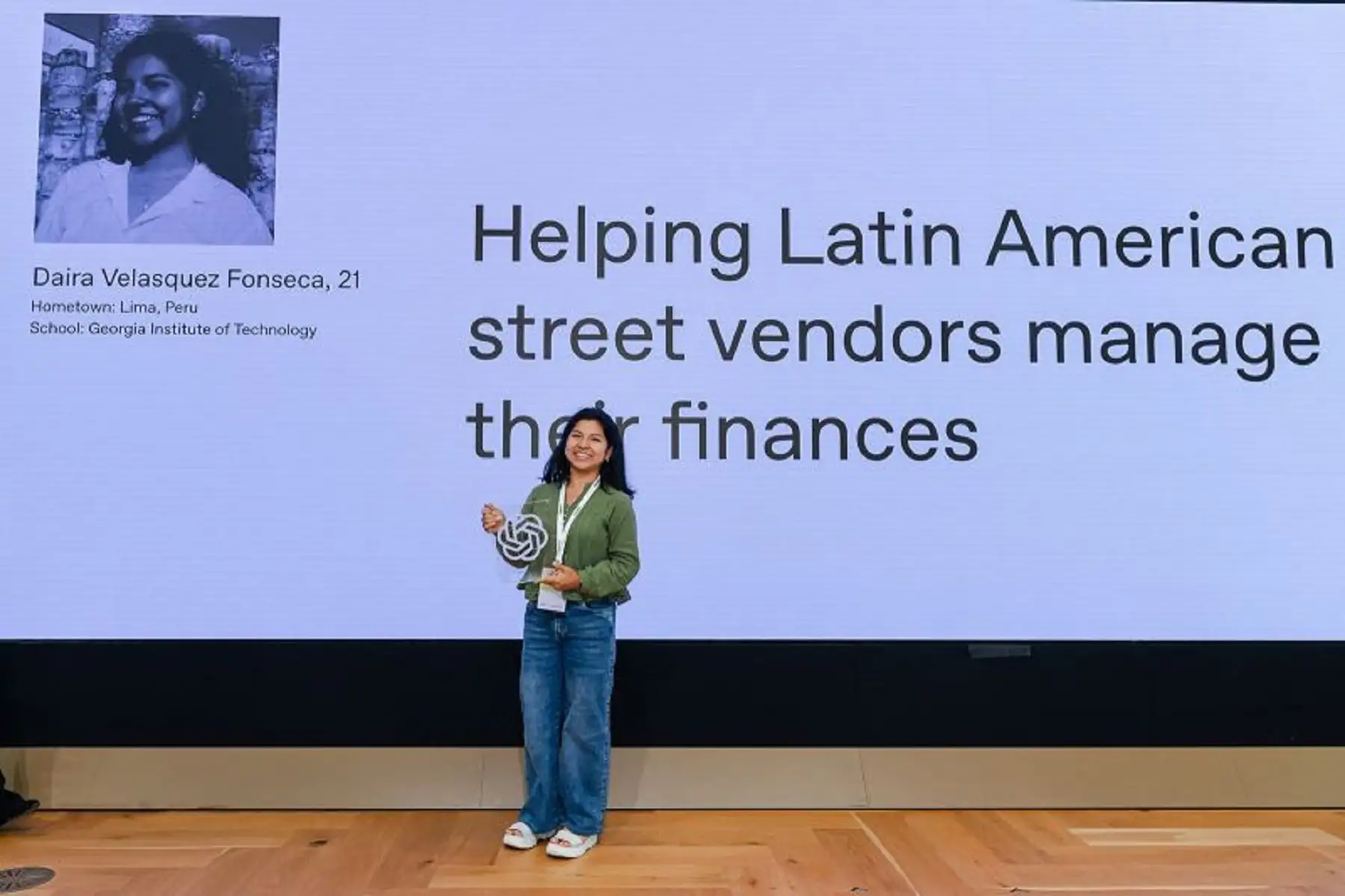 La solución tecnológica que desarolló la estudiante peruana es la integración de un chatbot de IA mediante la API de OpenAI dentro de WhatsApp. 