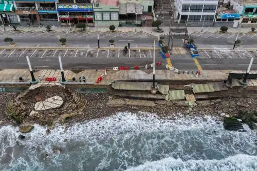 Fuertes oleajes obligan a cerrar el acceso a la playa La Herradura
