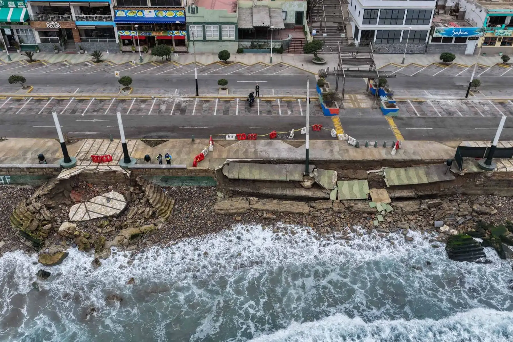 El acceso a la playa La Herradura permanece cerrado como medida preventiva tras los daños ocasionados por los fuertes oleajes registrados durante el fin de semana. Foto: ANDINA/ Jhonel Rodríguez
