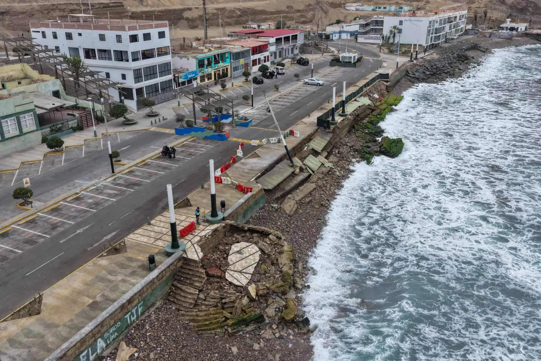 La fuerza del mar erosionó parte del malecón y provocó el desprendimiento de estructuras ubicadas frente al litoral chorrillano. Foto: ANDINA/ Jhonel Rodríguez