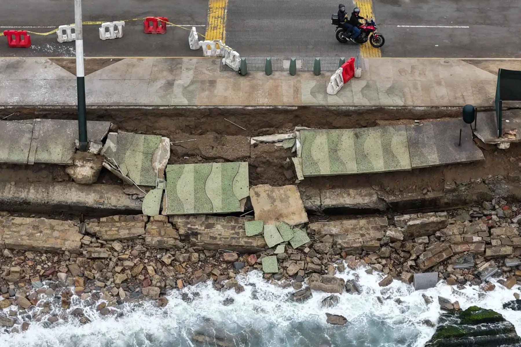 La fuerza del mar erosionó parte del malecón y provocó el desprendimiento de estructuras ubicadas frente al litoral chorrillano. Foto: ANDINA/ Jhonel Rodríguez