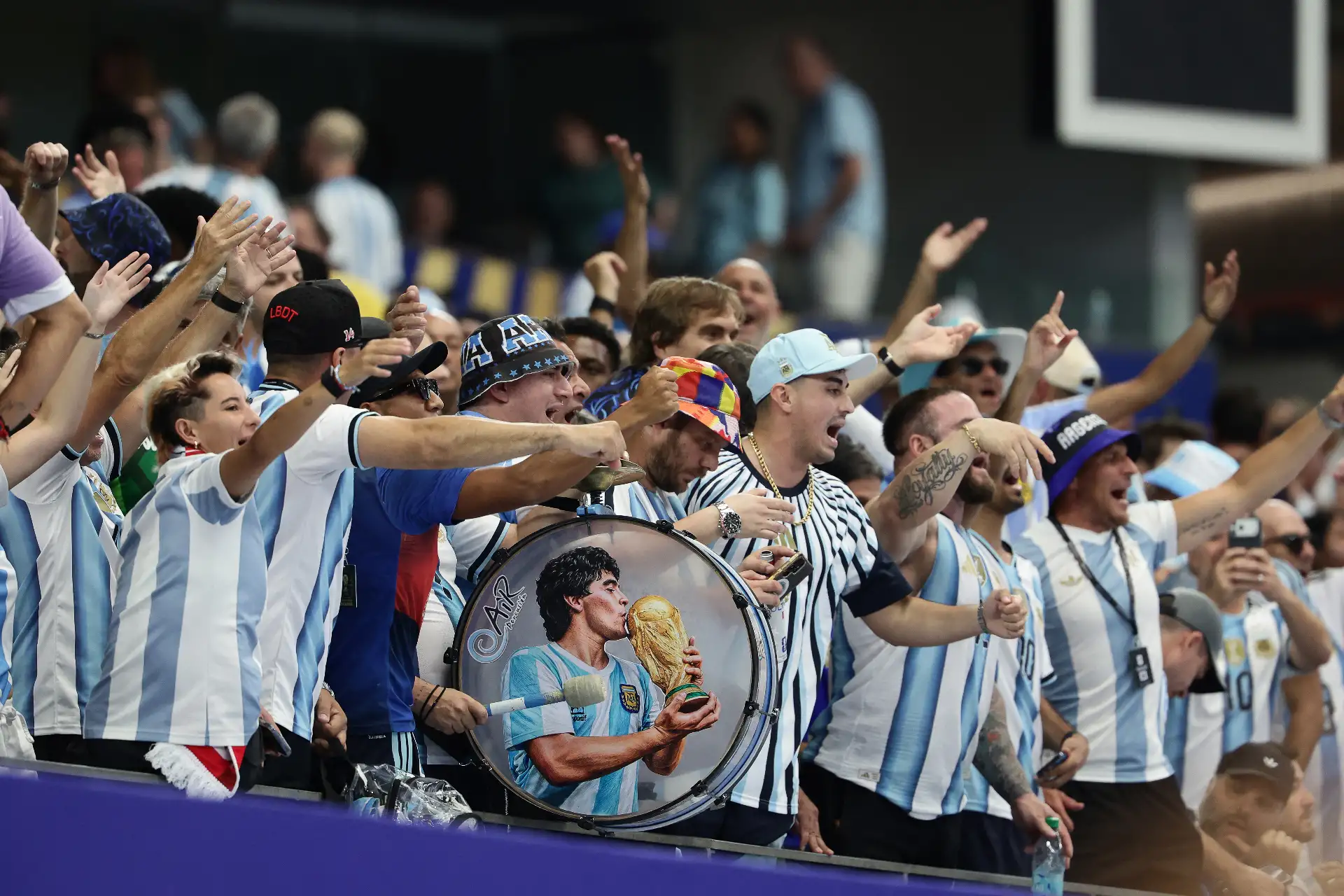 Los hinchas argentinos animan a su equipo con un tambor en forma de efigie de Maradona antes del partido de fútbol del Grupo J del Mundial 2026 entre Argentina y Austria en el Estadio Dallas de Arlington.
Foto: AFP