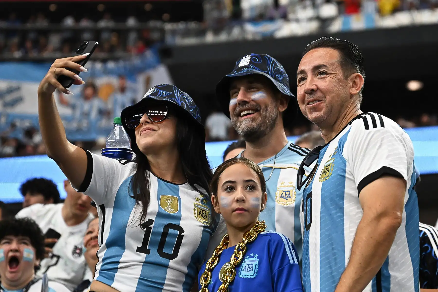 Aficionados argentinos se toman una selfie antes del partido de fútbol del Grupo J del Mundial 2026 entre Argentina y Austria en el Estadio Dallas de Arlington.
Foto: AFP