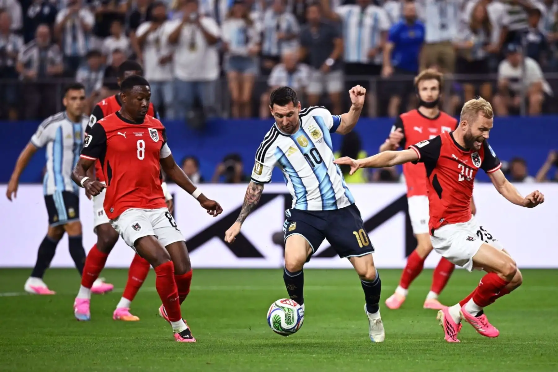 El delantero argentino Lionel Mess, disputa el balón con el defensa austriaco David Alaba y el centrocampista austriaco Konrad Laimer, durante el partido de fútbol del Grupo J del Mundial 2026 entre Argentina y Austria en el estadio Dallas de Arlington. Foto: AFP
