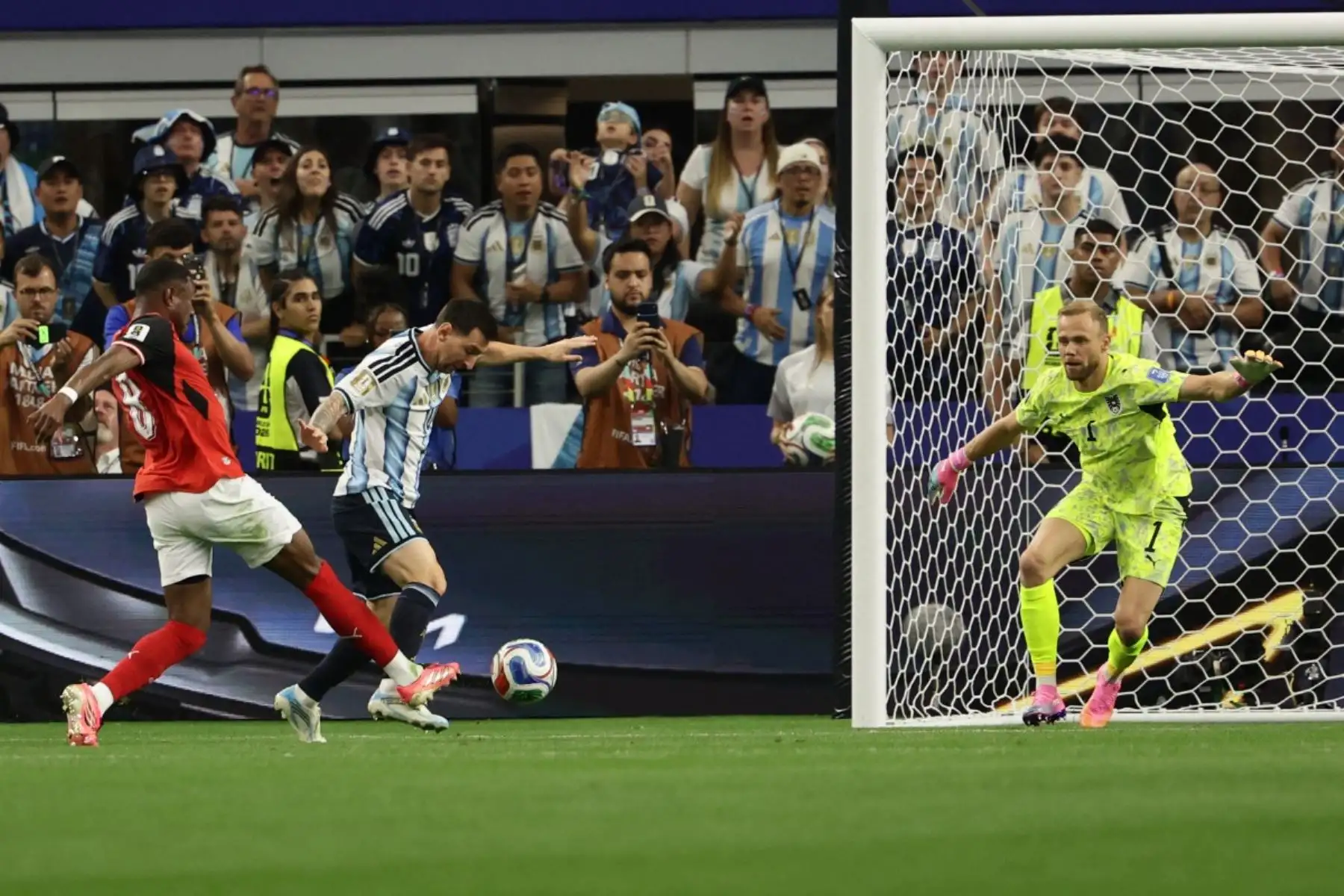 El defensa austriaco número 08, David Alaba, y el delantero argentino Lionel Messi, luchan por el balón junto al portero austriaco Alexander Schlager, durante el partido de fútbol del Grupo J de la Copa Mundial 2026 entre Argentina y Austria en el Dallas Stadium en Arlington. Foto: AFP