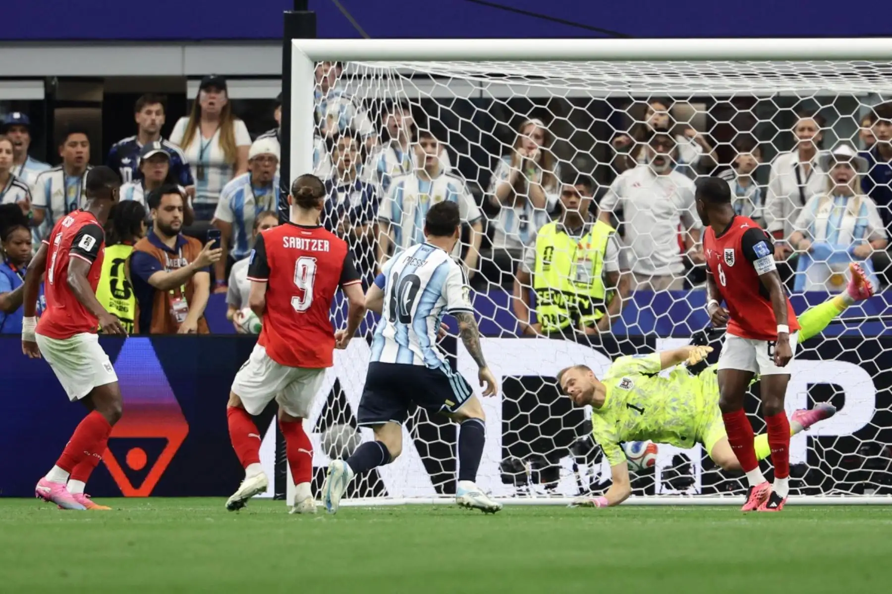 El delantero argentino Lionel Messi, marca el primer gol durante el partido de fútbol del Grupo J de la Copa Mundial 2026 entre Argentina y Austria en el Estadio Dallas en Arlington. Foto: AFP
