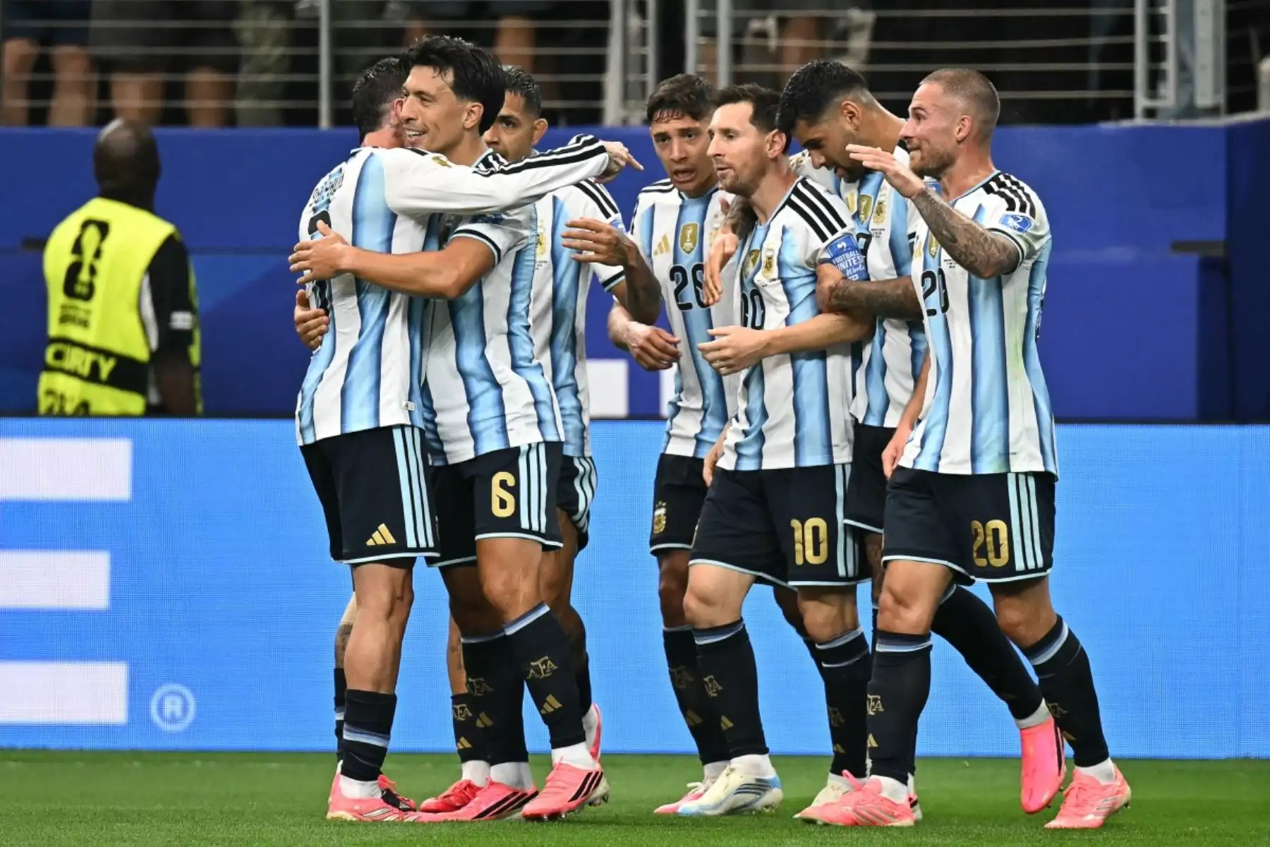El delantero argentino Lionel Messi, celebra tras marcar el primer gol durante el partido de fútbol del Grupo J de la Copa Mundial 2026 entre Argentina y Austria en el Estadio Dallas en Arlington. Foto: AFP