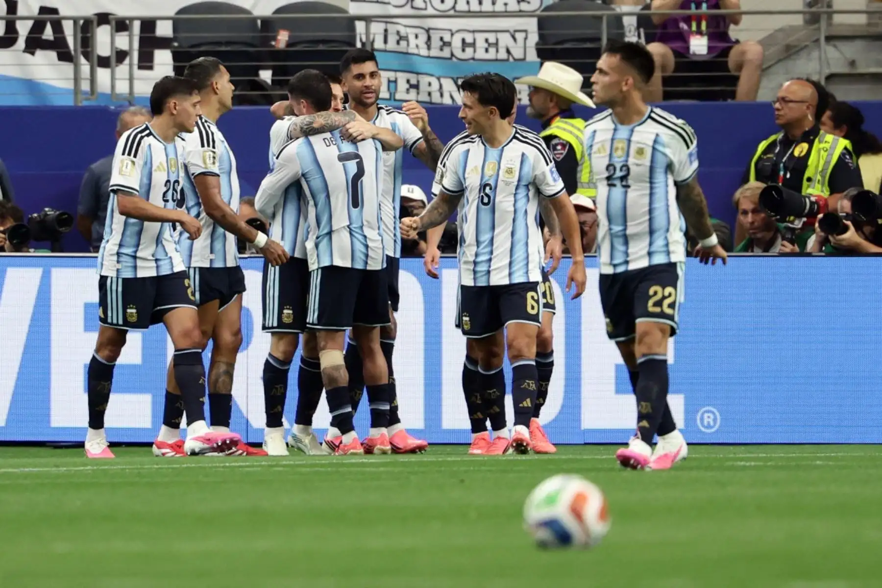 El delantero argentino Lionel Messi, celebra tras marcar el primer gol durante el partido de fútbol del Grupo J de la Copa Mundial 2026 entre Argentina y Austria en el Estadio Dallas en Arlington. Foto: AFP