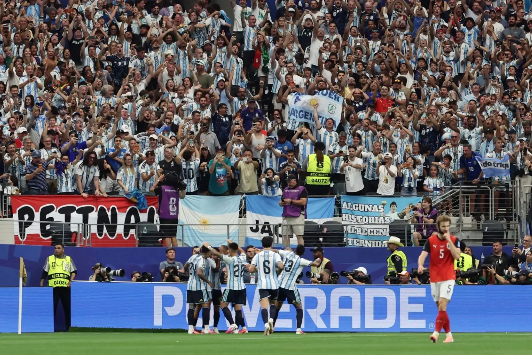 El delantero argentino Lionel Messi, celebra tras marcar el primer gol durante el partido de fútbol del Grupo J de la Copa Mundial 2026 entre Argentina y Austria en el Estadio Dallas en Arlington. Foto: AFP