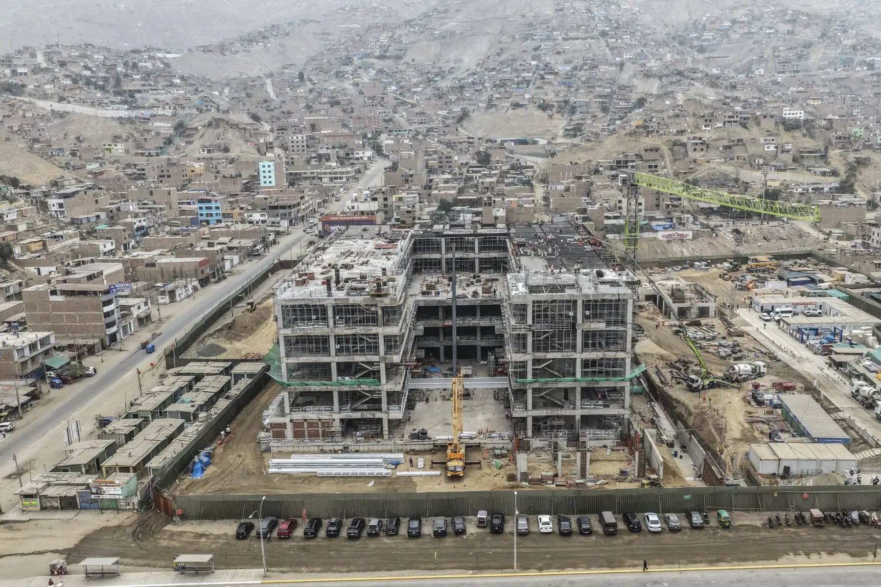 La construcción del nuevo Hospital Papa Francisco de Manchay, ubicado en el distrito de Pachacámac, registra un avance físico superior al 21 %. La obra beneficiará a más de 392 mil habitantes al fortalecer la atención especializada y la capacidad de respuesta sanitaria. Actualmente, los trabajos se concentran en la construcción del primer nivel y la instalación de redes eléctricas, sanitarias y de comunicaciones. Foto: ANDINA/Jhonel Rodríguez Robles