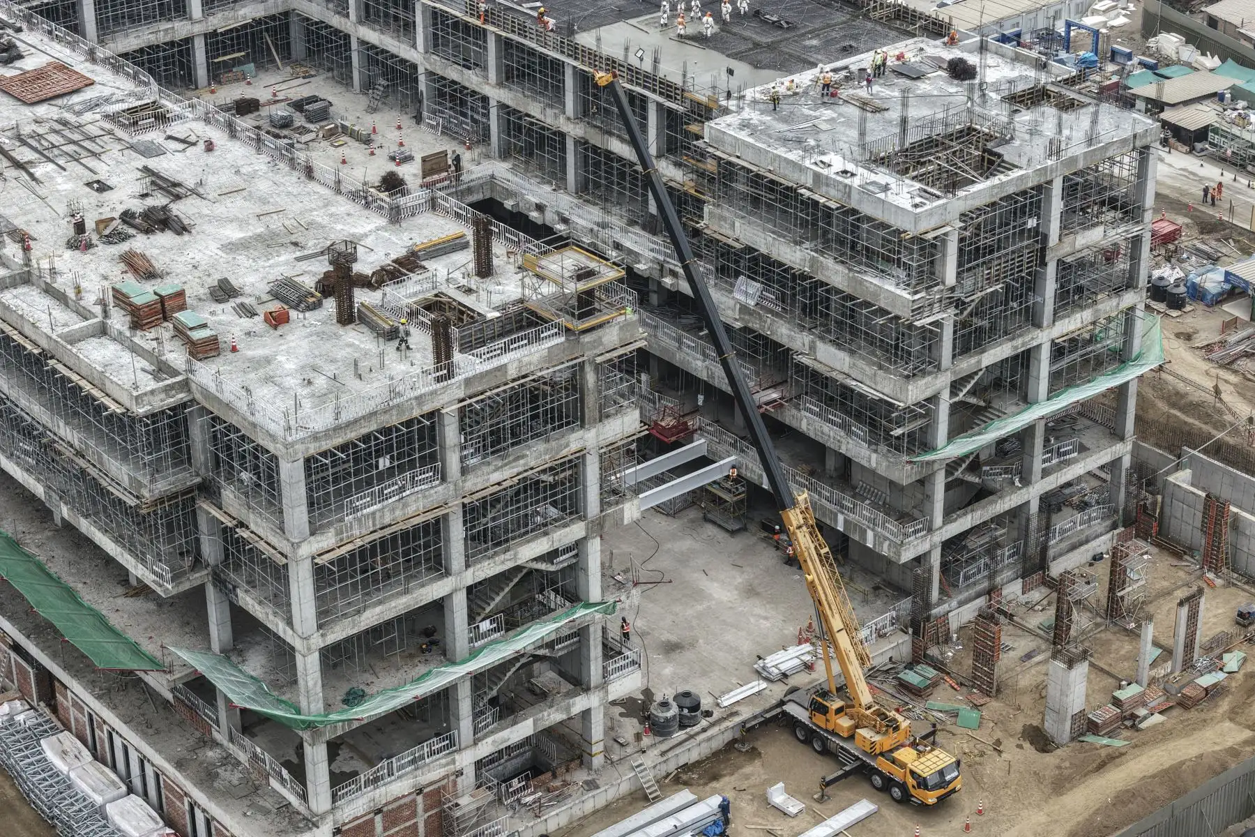 La construcción del nuevo Hospital Papa Francisco de Manchay, ubicado en el distrito de Pachacámac, registra un avance físico superior al 21 %. La obra beneficiará a más de 392 mil habitantes al fortalecer la atención especializada y la capacidad de respuesta sanitaria. Actualmente, los trabajos se concentran en la construcción del primer nivel y la instalación de redes eléctricas, sanitarias y de comunicaciones. Foto: ANDINA/Jhonel Rodríguez Robles