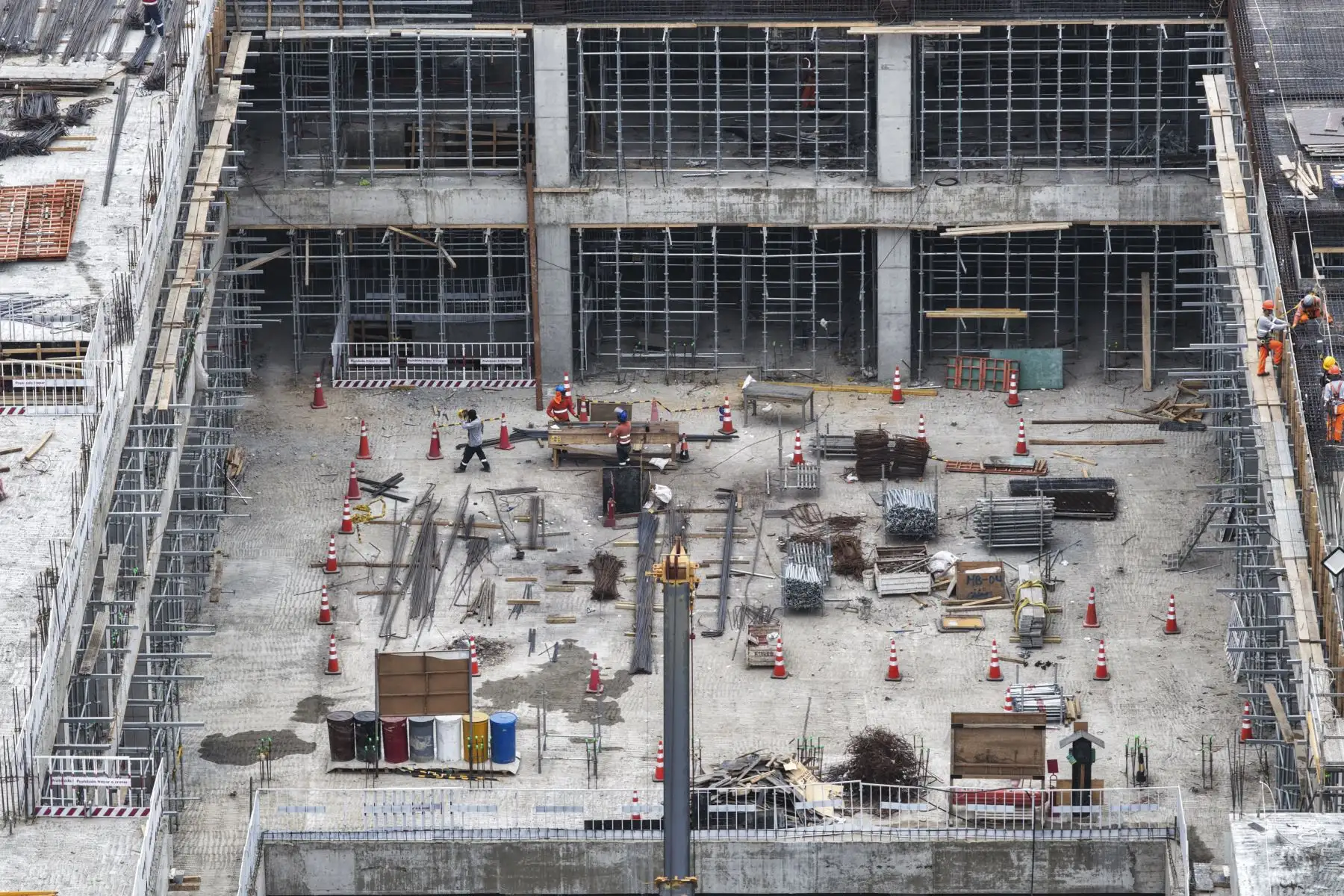 La construcción del nuevo Hospital Papa Francisco de Manchay, ubicado en el distrito de Pachacámac, registra un avance físico superior al 21 %. La obra beneficiará a más de 392 mil habitantes al fortalecer la atención especializada y la capacidad de respuesta sanitaria. Actualmente, los trabajos se concentran en la construcción del primer nivel y la instalación de redes eléctricas, sanitarias y de comunicaciones. Foto: ANDINA/Jhonel Rodríguez Robles