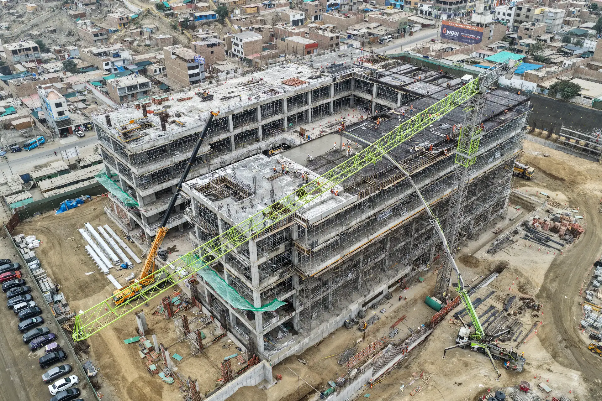 La construcción del nuevo Hospital Papa Francisco de Manchay, ubicado en el distrito de Pachacámac, registra un avance físico superior al 21 %. La obra beneficiará a más de 392 mil habitantes al fortalecer la atención especializada y la capacidad de respuesta sanitaria. Actualmente, los trabajos se concentran en la construcción del primer nivel y la instalación de redes eléctricas, sanitarias y de comunicaciones. Foto: ANDINA/Jhonel Rodríguez Robles