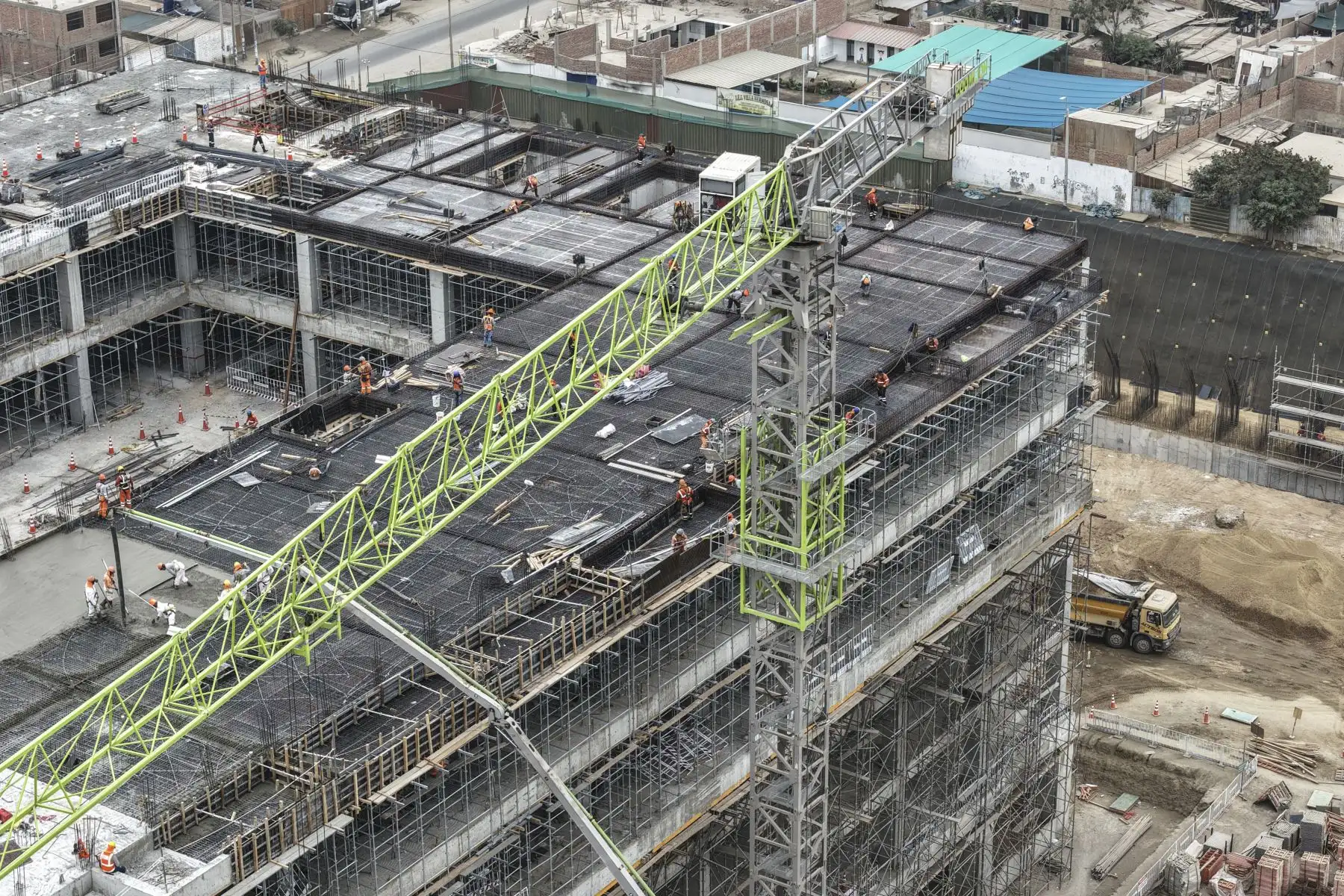 La construcción del nuevo Hospital Papa Francisco de Manchay, ubicado en el distrito de Pachacámac, registra un avance físico superior al 21 %. La obra beneficiará a más de 392 mil habitantes al fortalecer la atención especializada y la capacidad de respuesta sanitaria. Actualmente, los trabajos se concentran en la construcción del primer nivel y la instalación de redes eléctricas, sanitarias y de comunicaciones. Foto: ANDINA/Jhonel Rodríguez Robles