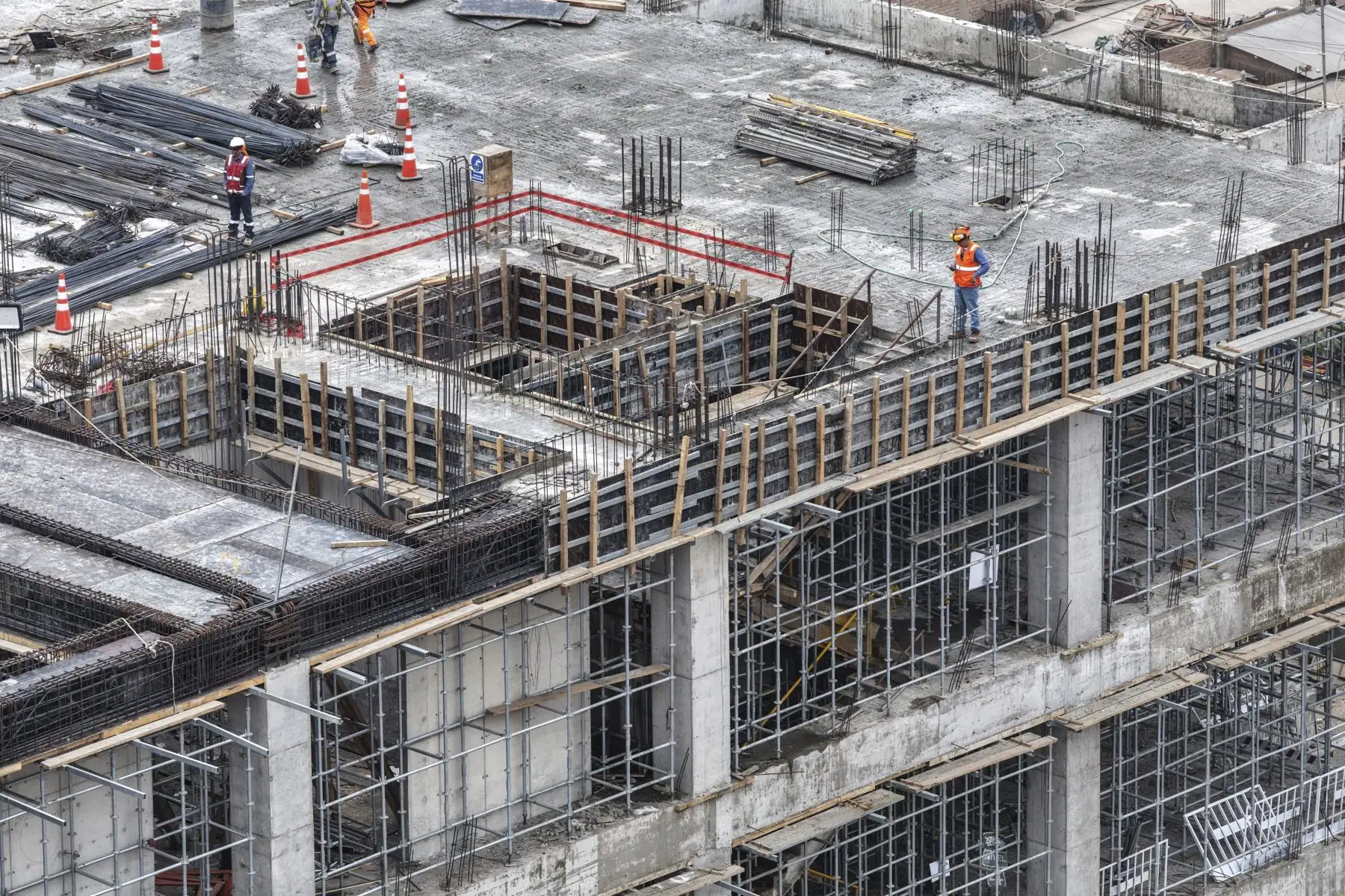 La construcción del nuevo Hospital Papa Francisco de Manchay, ubicado en el distrito de Pachacámac, registra un avance físico superior al 21 %. La obra beneficiará a más de 392 mil habitantes al fortalecer la atención especializada y la capacidad de respuesta sanitaria. Actualmente, los trabajos se concentran en la construcción del primer nivel y la instalación de redes eléctricas, sanitarias y de comunicaciones. Foto: ANDINA/Jhonel Rodríguez Robles