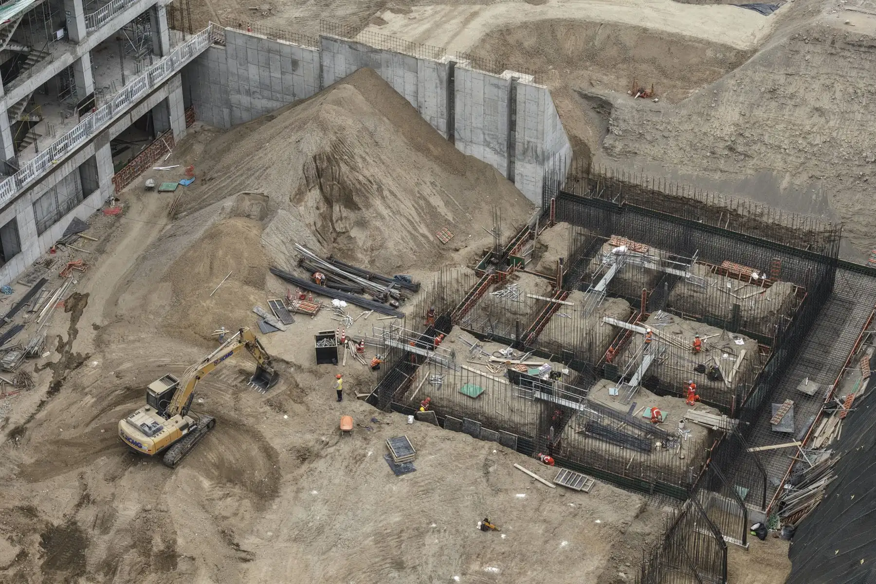 La construcción del nuevo Hospital Papa Francisco de Manchay, ubicado en el distrito de Pachacámac, registra un avance físico superior al 21 %. La obra beneficiará a más de 392 mil habitantes al fortalecer la atención especializada y la capacidad de respuesta sanitaria. Actualmente, los trabajos se concentran en la construcción del primer nivel y la instalación de redes eléctricas, sanitarias y de comunicaciones. Foto: ANDINA/Jhonel Rodríguez Robles