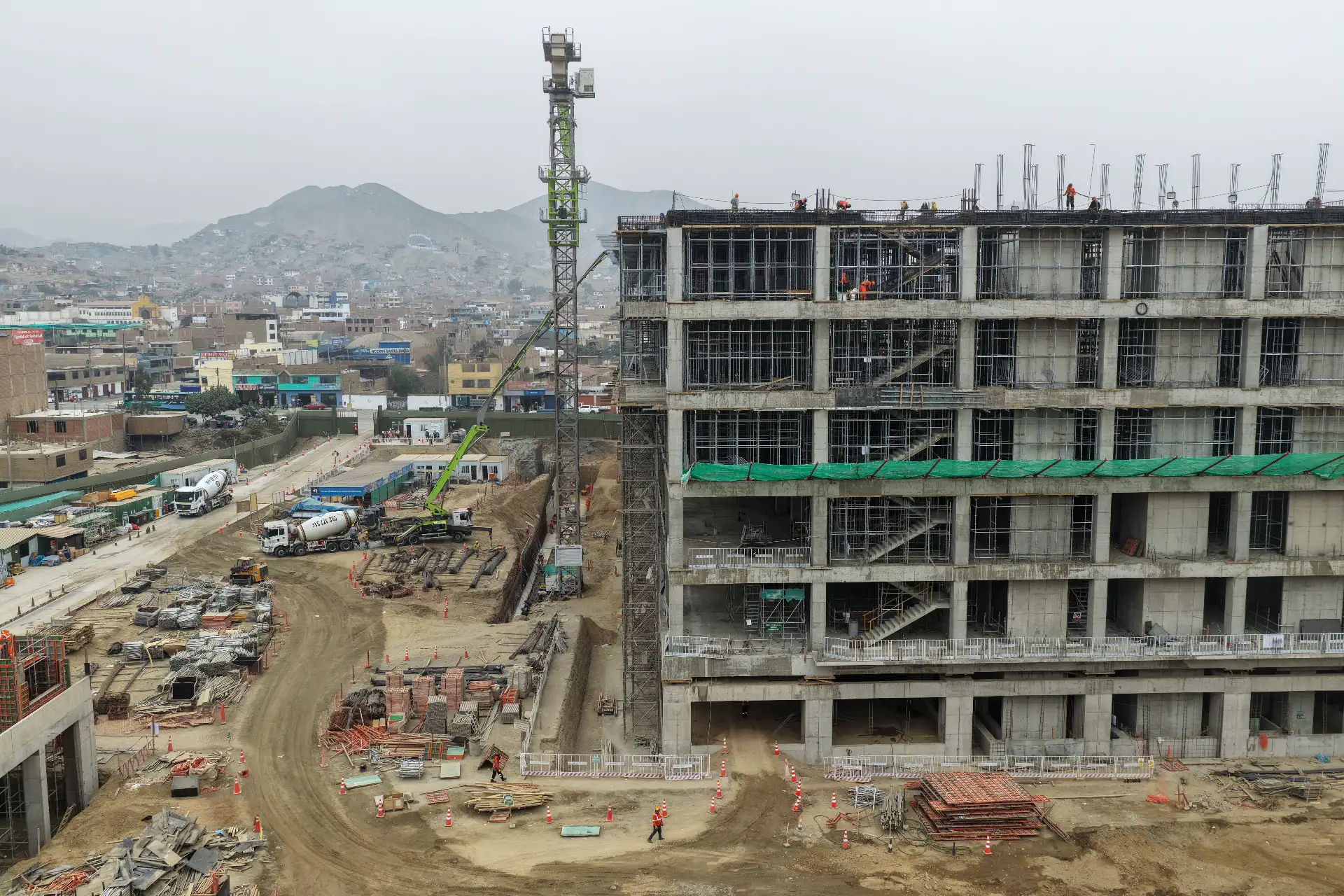 La construcción del nuevo Hospital Papa Francisco de Manchay, ubicado en el distrito de Pachacámac, registra un avance físico superior al 21 %. La obra beneficiará a más de 392 mil habitantes al fortalecer la atención especializada y la capacidad de respuesta sanitaria. Actualmente, los trabajos se concentran en la construcción del primer nivel y la instalación de redes eléctricas, sanitarias y de comunicaciones. Foto: ANDINA/Jhonel Rodríguez Robles