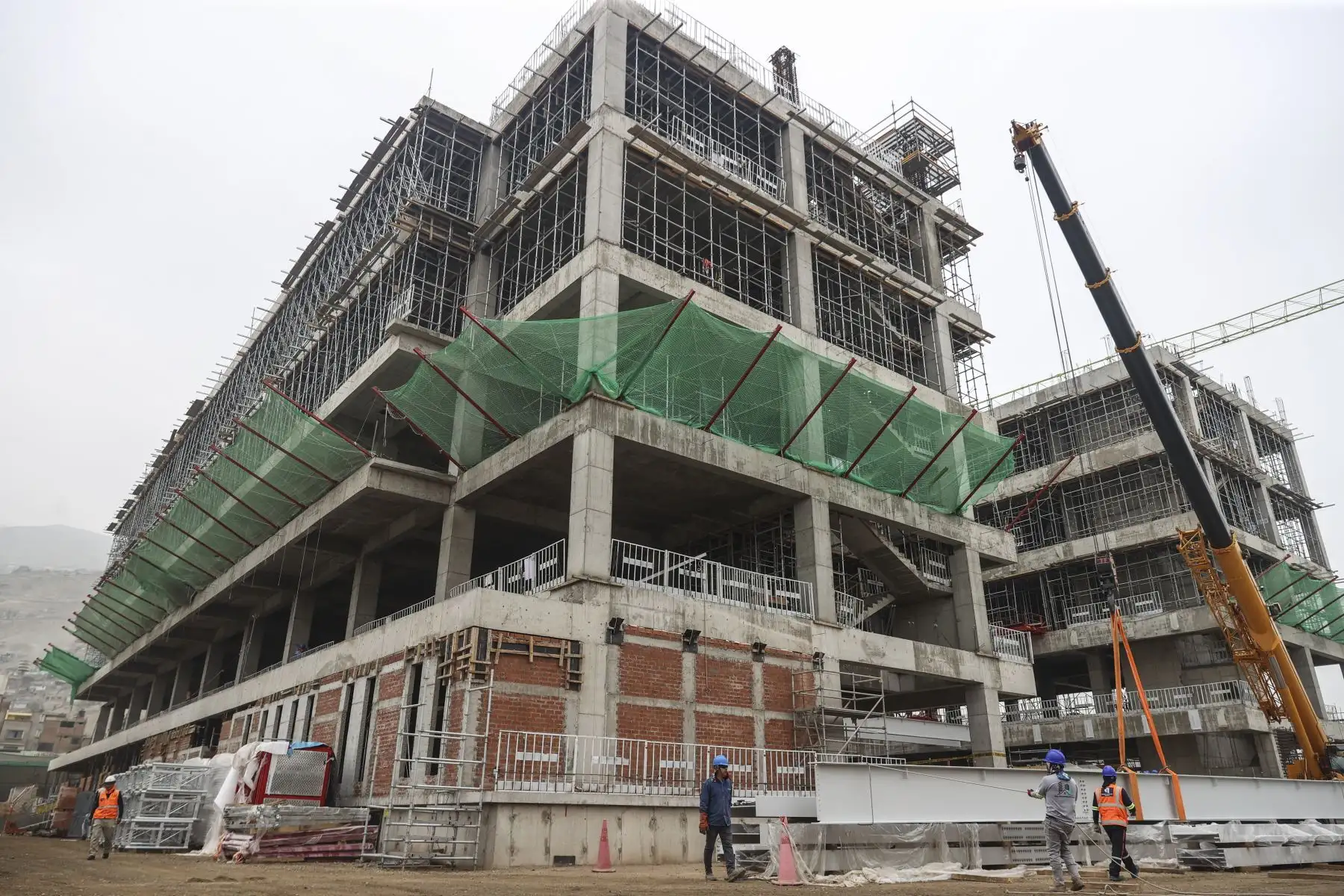 La construcción del nuevo Hospital Papa Francisco de Manchay, ubicado en el distrito de Pachacámac, registra un avance físico superior al 21 %. La obra beneficiará a más de 392 mil habitantes al fortalecer la atención especializada y la capacidad de respuesta sanitaria. Actualmente, los trabajos se concentran en la construcción del primer nivel y la instalación de redes eléctricas, sanitarias y de comunicaciones. Foto: ANDINA/Jhonel Rodríguez Robles