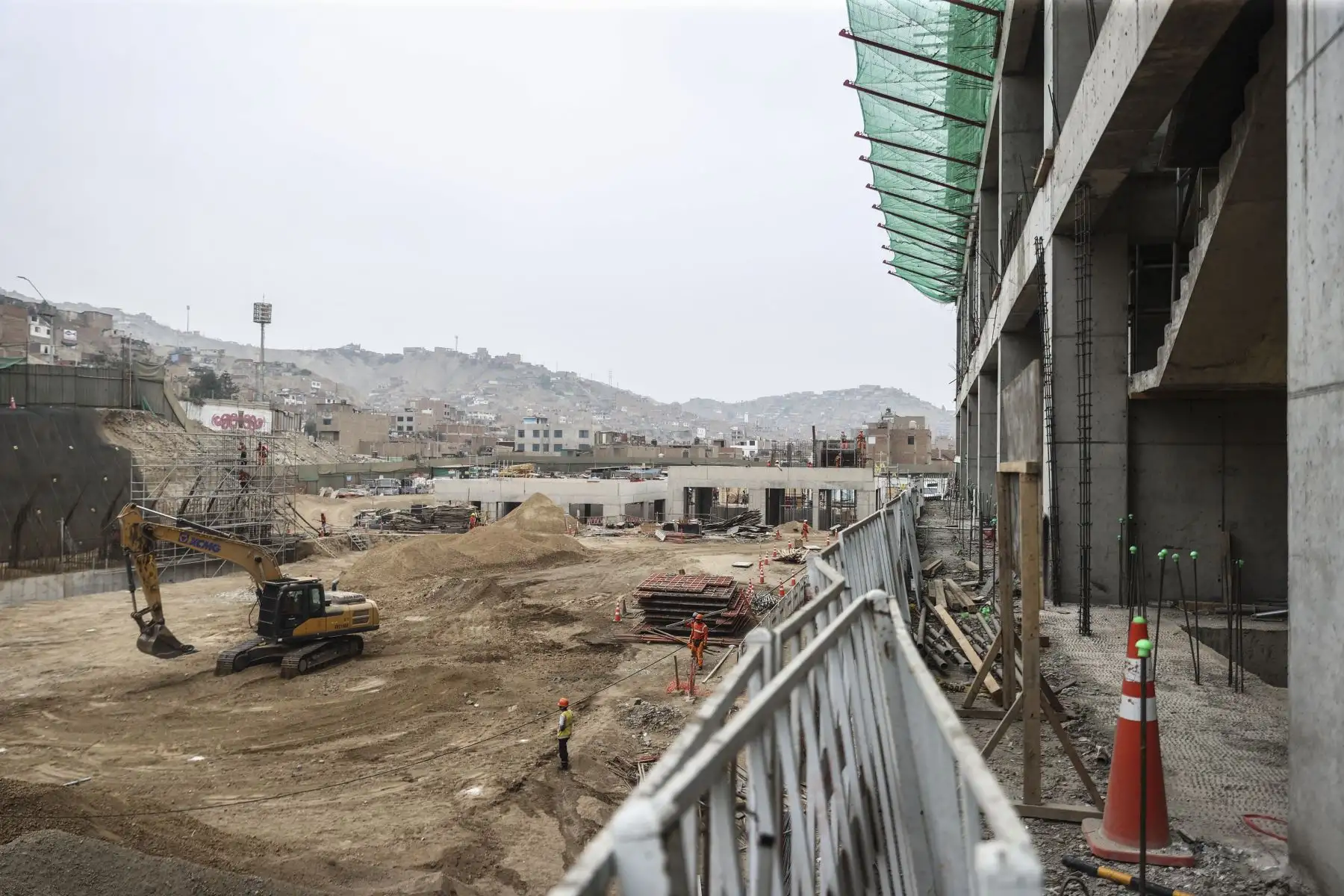 La construcción del nuevo Hospital Papa Francisco de Manchay, ubicado en el distrito de Pachacámac, registra un avance físico superior al 21 %. La obra beneficiará a más de 392 mil habitantes al fortalecer la atención especializada y la capacidad de respuesta sanitaria. Actualmente, los trabajos se concentran en la construcción del primer nivel y la instalación de redes eléctricas, sanitarias y de comunicaciones. Foto: ANDINA/Jhonel Rodríguez Robles
