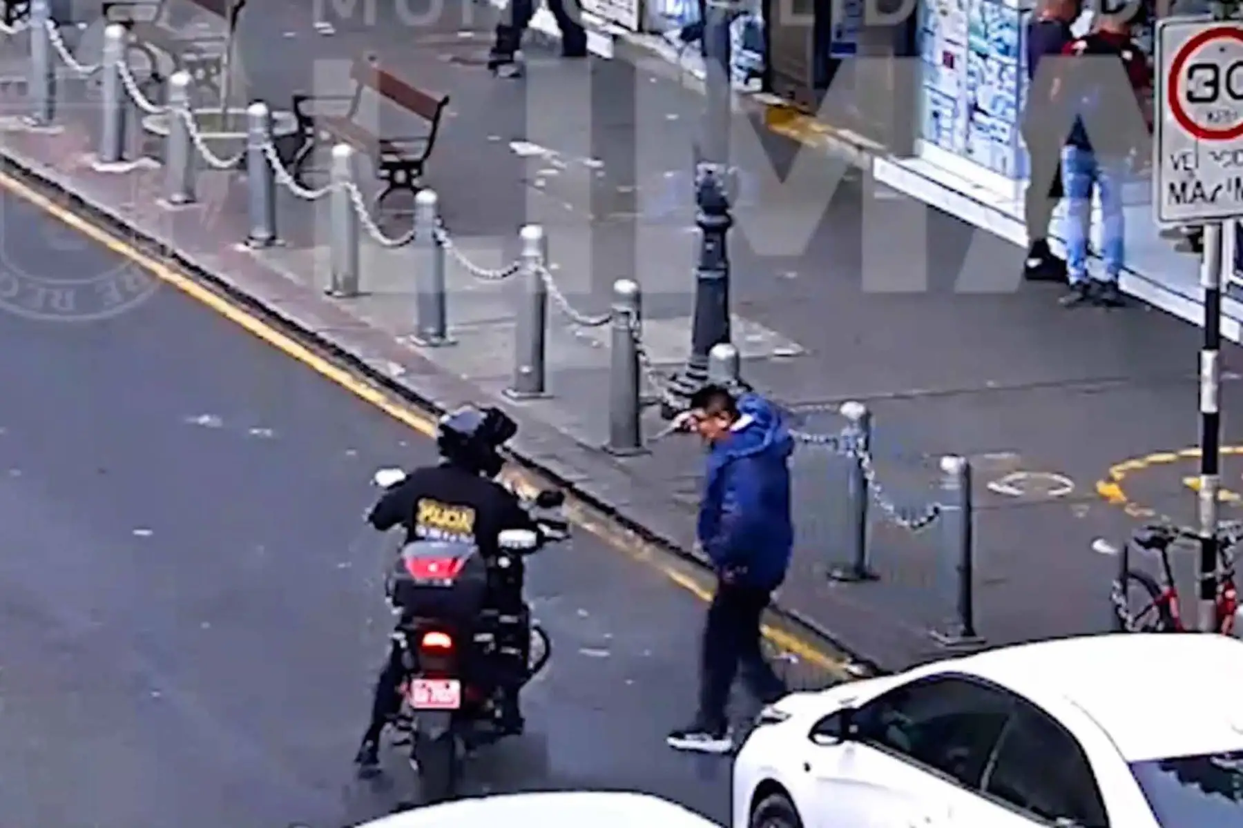 Las cámaras de la Municipalidad de Lima registraron la fuga de los presuntos delincuentes, permitiendo una rápida intervención de la Policía y Serenazgo en el Centro Histórico. Foto: captura vídeo de la Municipalidad de Lima
