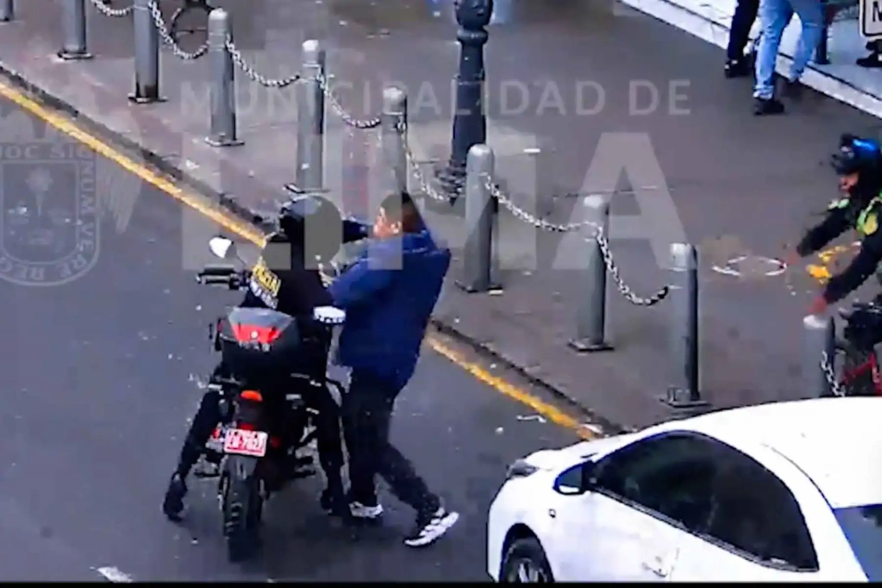 Las cámaras de la Municipalidad de Lima registraron la fuga de los presuntos delincuentes, permitiendo una rápida intervención de la Policía y Serenazgo en el Centro Histórico. Foto: captura vídeo de la Municipalidad de Lima