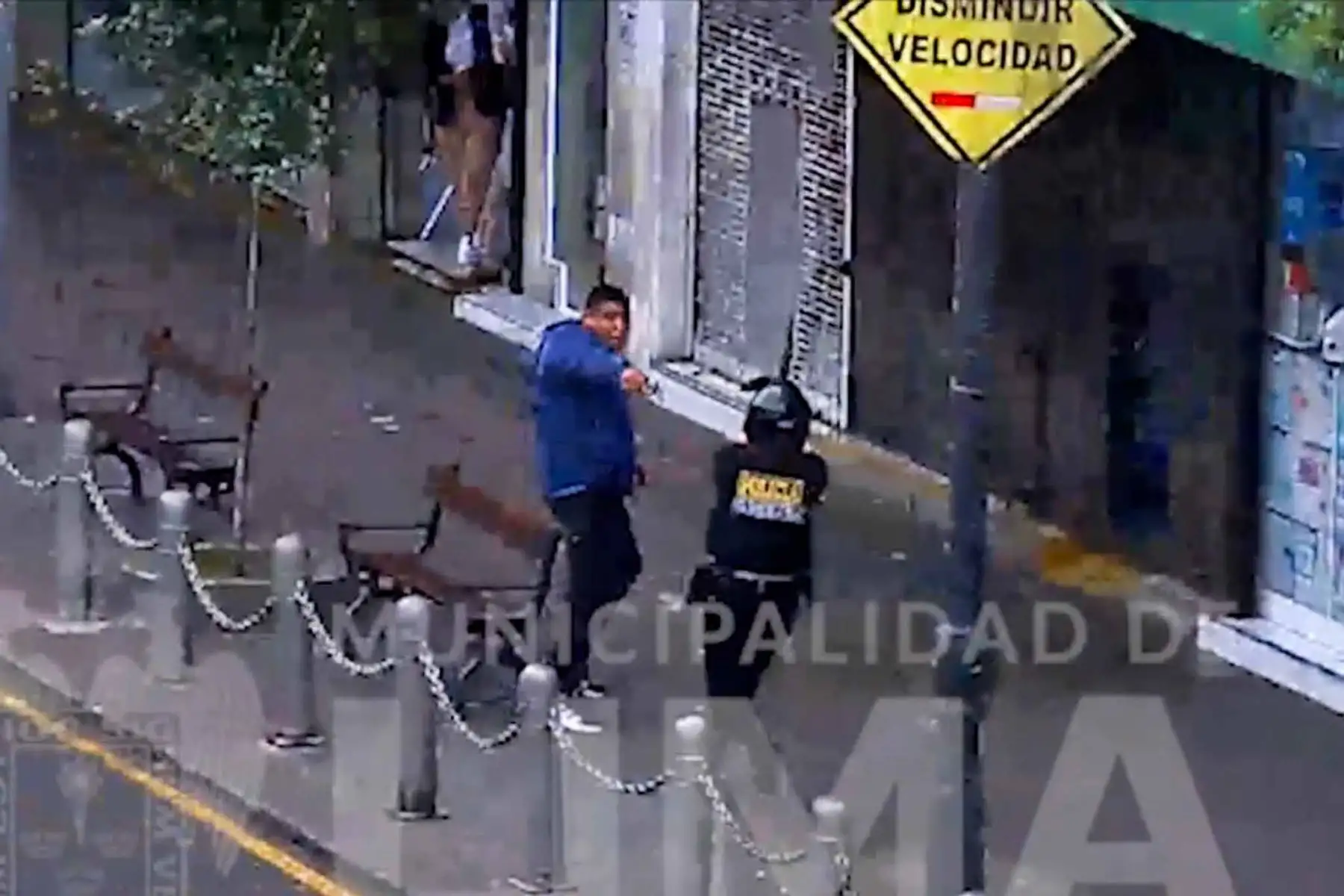 Agentes de la Policía Nacional y Serenazgo de Lima interceptaron a uno de los sospechosos durante una persecución en el Centro Histórico. Foto: captura vídeo de la Municipalidad de Lima
