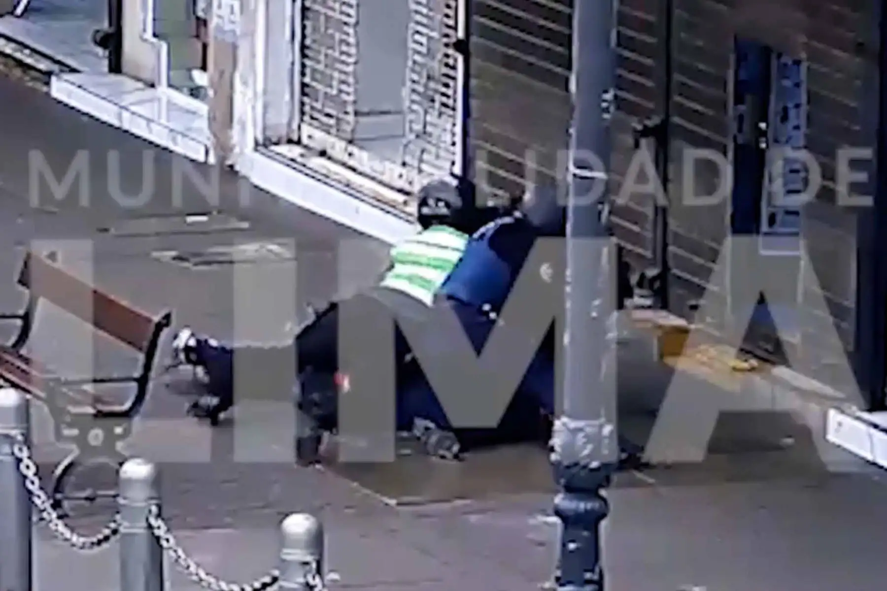 Agentes de la Policía Nacional y Serenazgo de Lima interceptaron a uno de los sospechosos durante una persecución en el Centro Histórico. Foto: captura vídeo de la Municipalidad de Lima