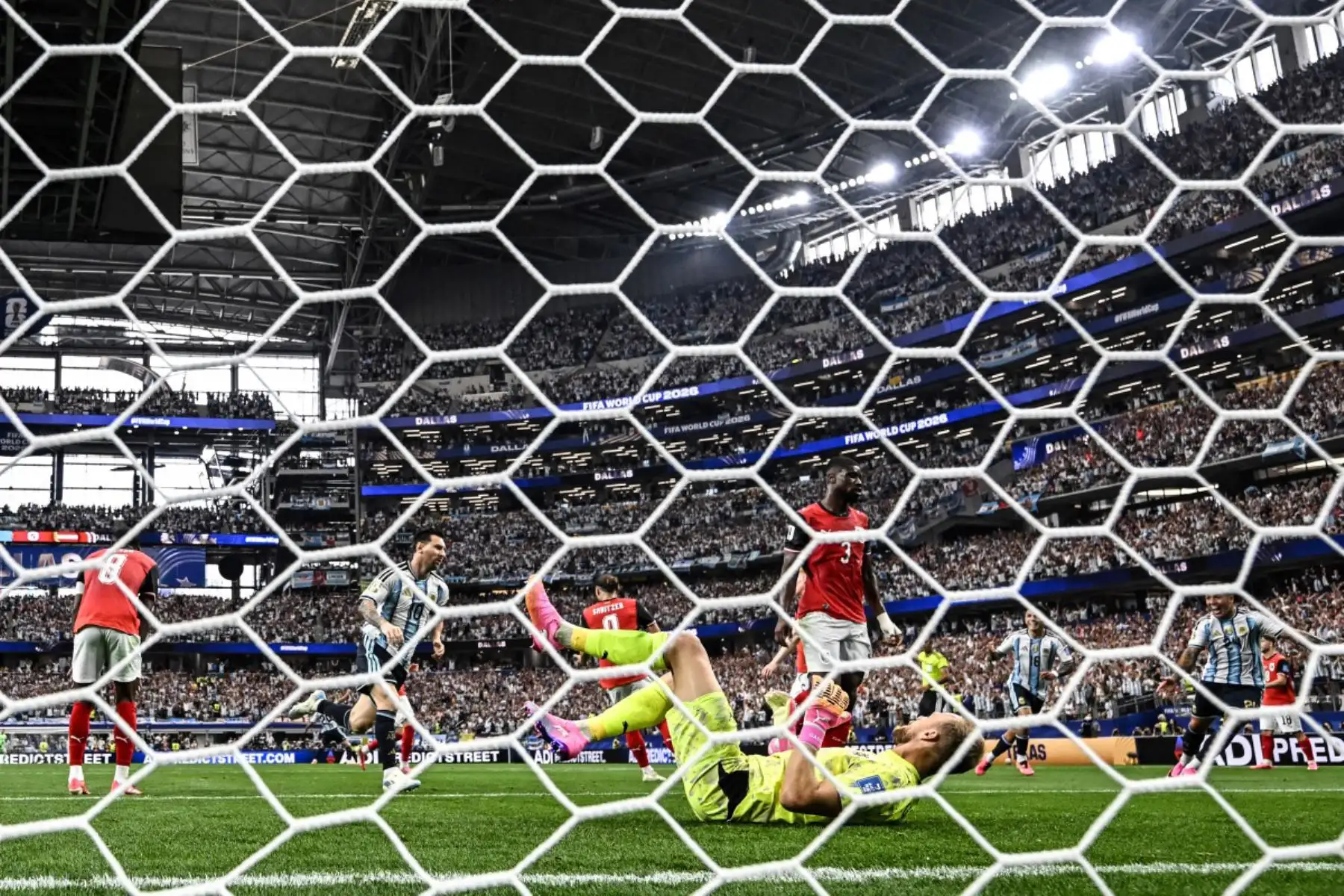 El delantero argentino Lionel Messi, celebra tras marcar el primer gol durante el partido de fútbol del Grupo J del Mundial 2026 entre Argentina y Austria.  Foto: ANDINA/AFP