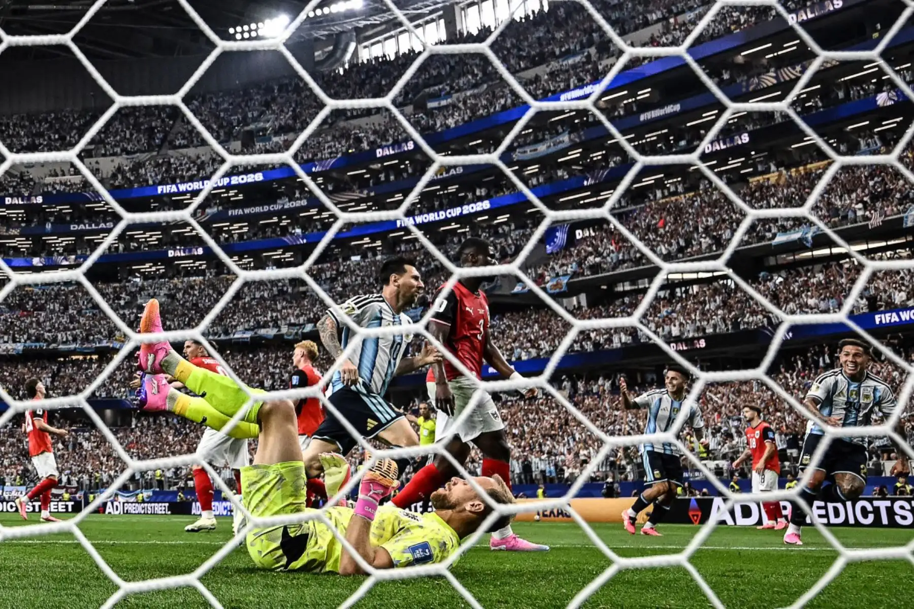 El delantero argentino Lionel Messi, celebra tras marcar el primer gol durante el partido de fútbol del Grupo J del Mundial 2026 entre Argentina y Austria.  Foto: ANDINA/AFP
