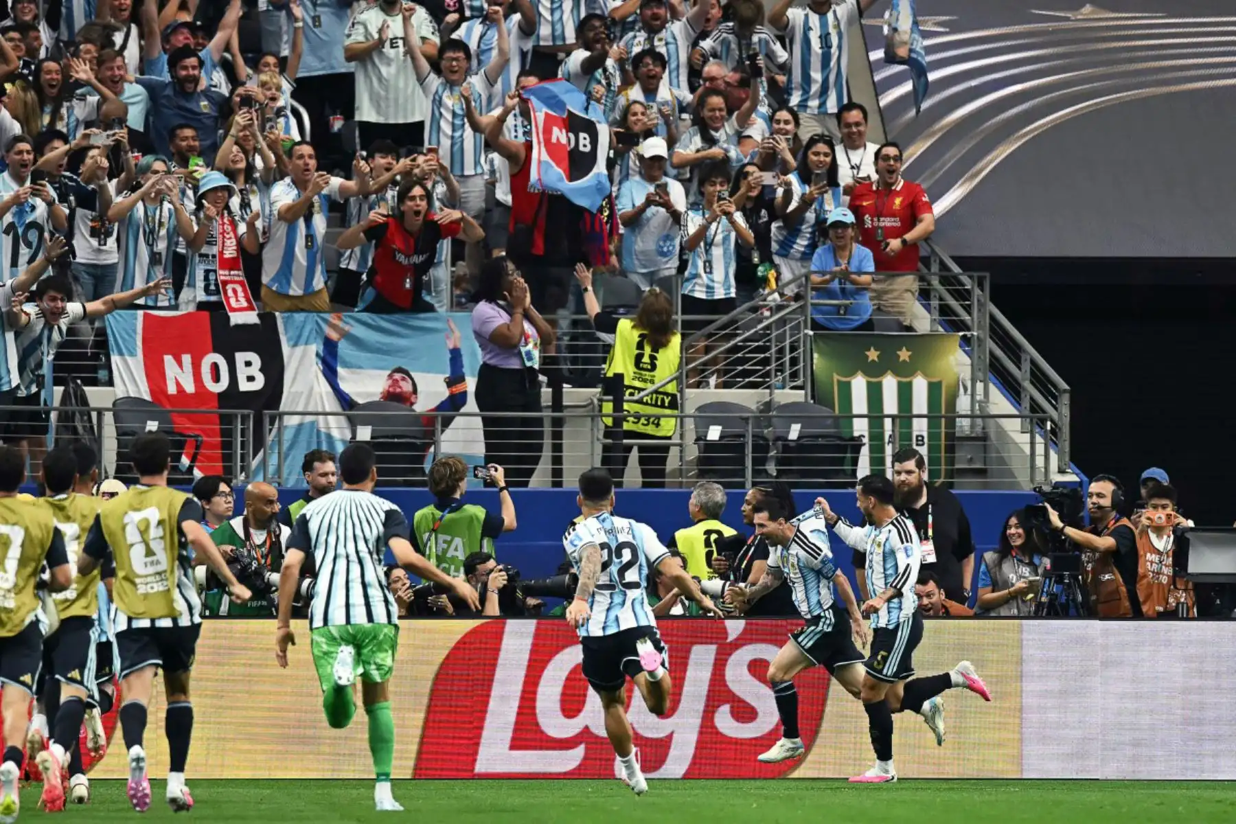 El delantero argentino Lionel Messi, celebra con sus compañeros tras marcar el segundo gol de su equipo durante el partido del Grupo J del Mundial 2026 entre Argentina y Austria.
Foto: ANDINA/AFP