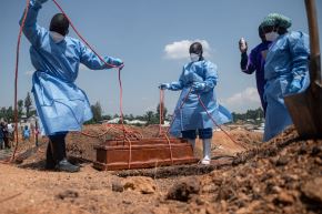 Personal sanitario entierra el cuerpo de un fallecido por causa del ébola, el 19 de junio de 2026, en la República Democrática del Congo. Foto: AFP