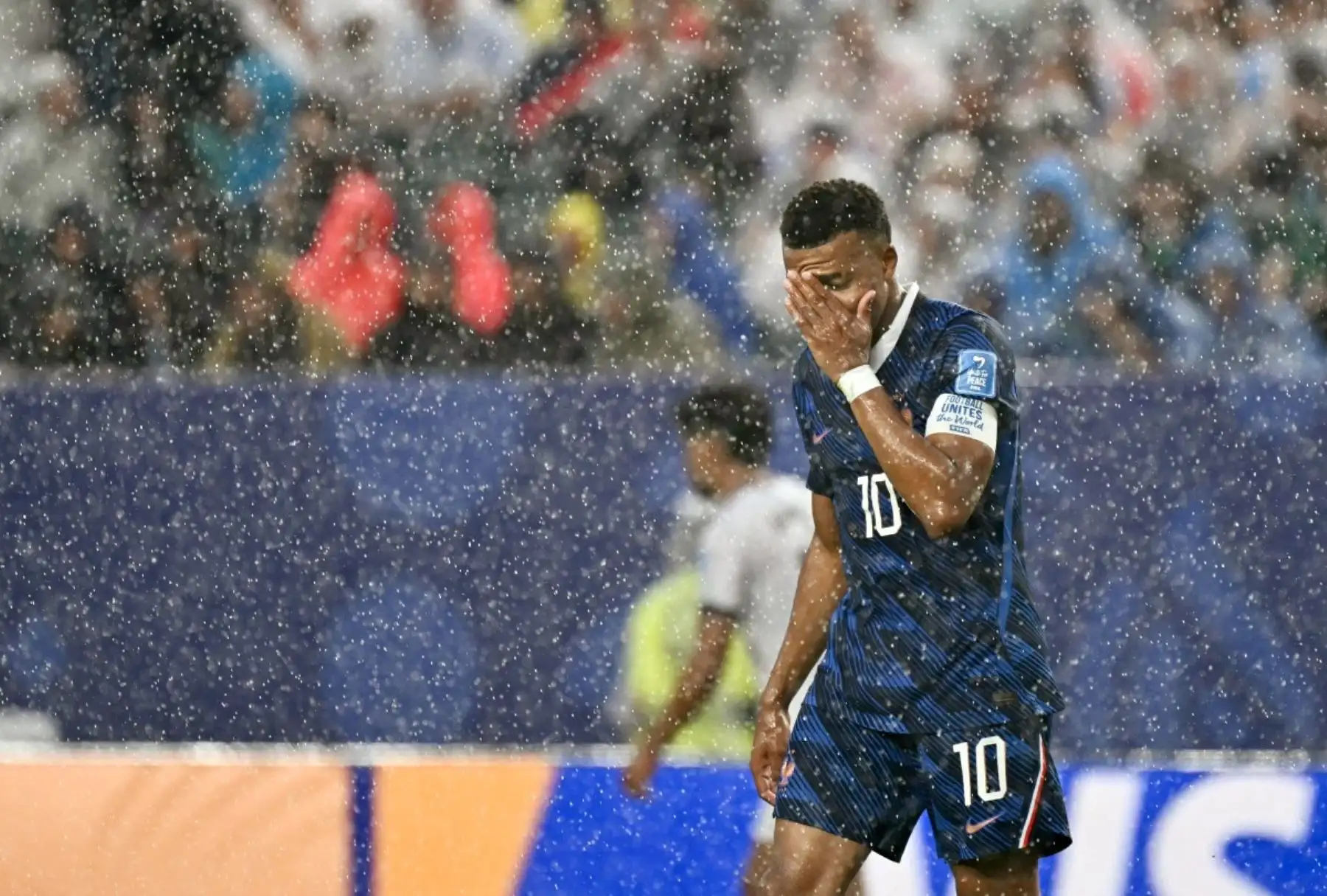 El partido entre Francia e Irak por el Grupo I del Mundial 2026 fue suspendido temporalmente al término del primer tiempo debido a una alerta de tormenta severa en Filadelfia. El conjunto francés vencía 1-0 con gol de Kylian Mbappé a los 16 minutos. Foto: ANDINA/AFP.