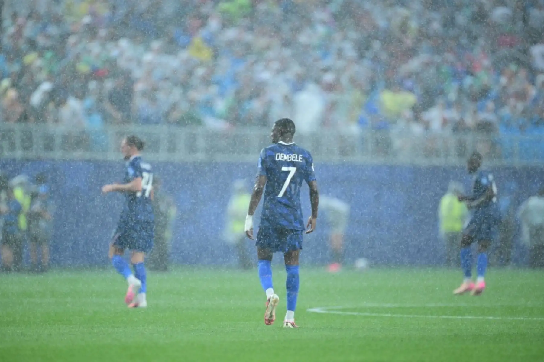 El partido entre Francia e Irak por el Grupo I del Mundial 2026 fue suspendido temporalmente al término del primer tiempo debido a una alerta de tormenta severa en Filadelfia. El conjunto francés vencía 1-0 con gol de Kylian Mbappé a los 16 minutos. Foto: ANDINA/AFP.