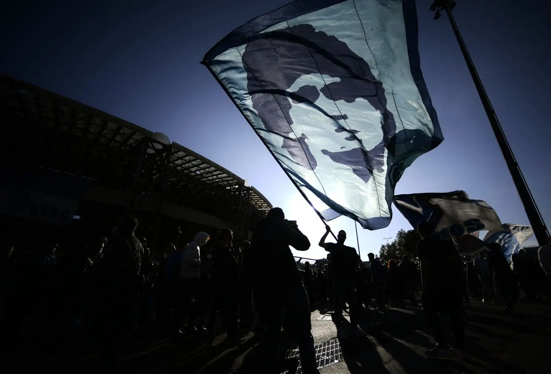 La imagen de Diego Maradona estuvo presente entre los aficionados argentinos al cumplirse 40 años de sus dos goles históricos ante Inglaterra. Foto: ANDINA/AFP.