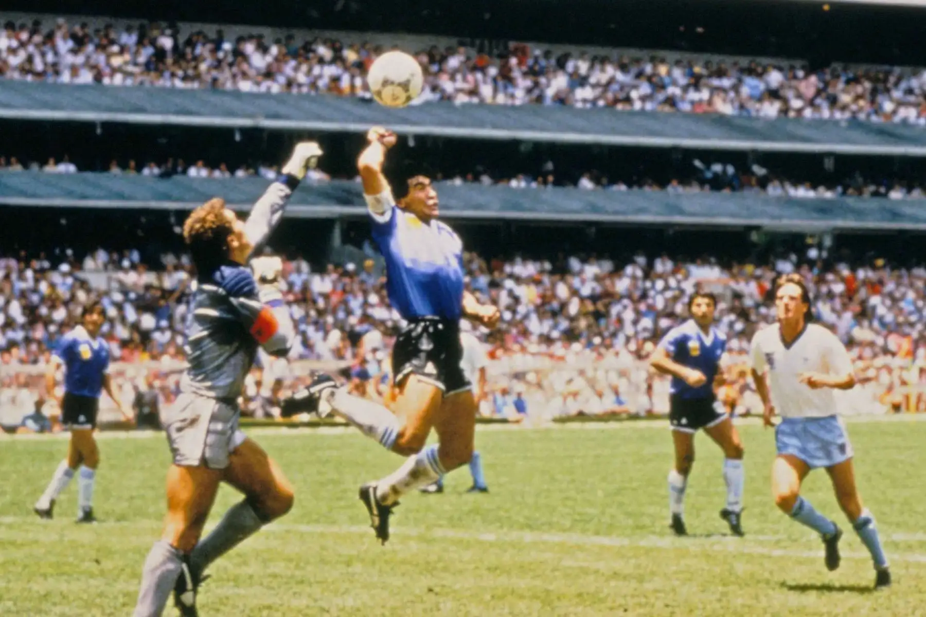 Diego Maradona anotó la recordada “Mano de Dios” ante Inglaterra el 22 de junio de 1986, durante los cuartos de final del Mundial de México. Foto: ANDINA/AFP.